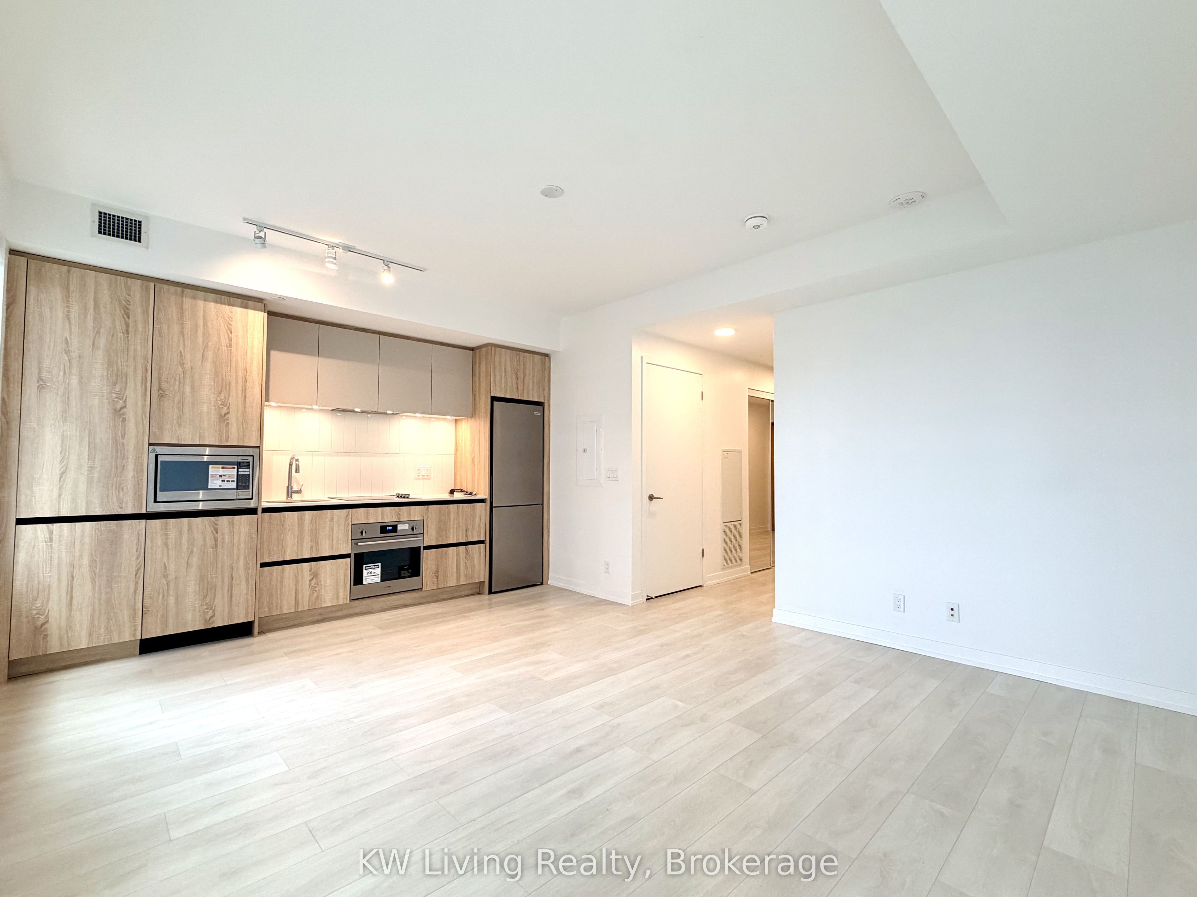 8 Beverley Glen Boulevard D-323, Vaughan, ON L4J 0L5 photo 3