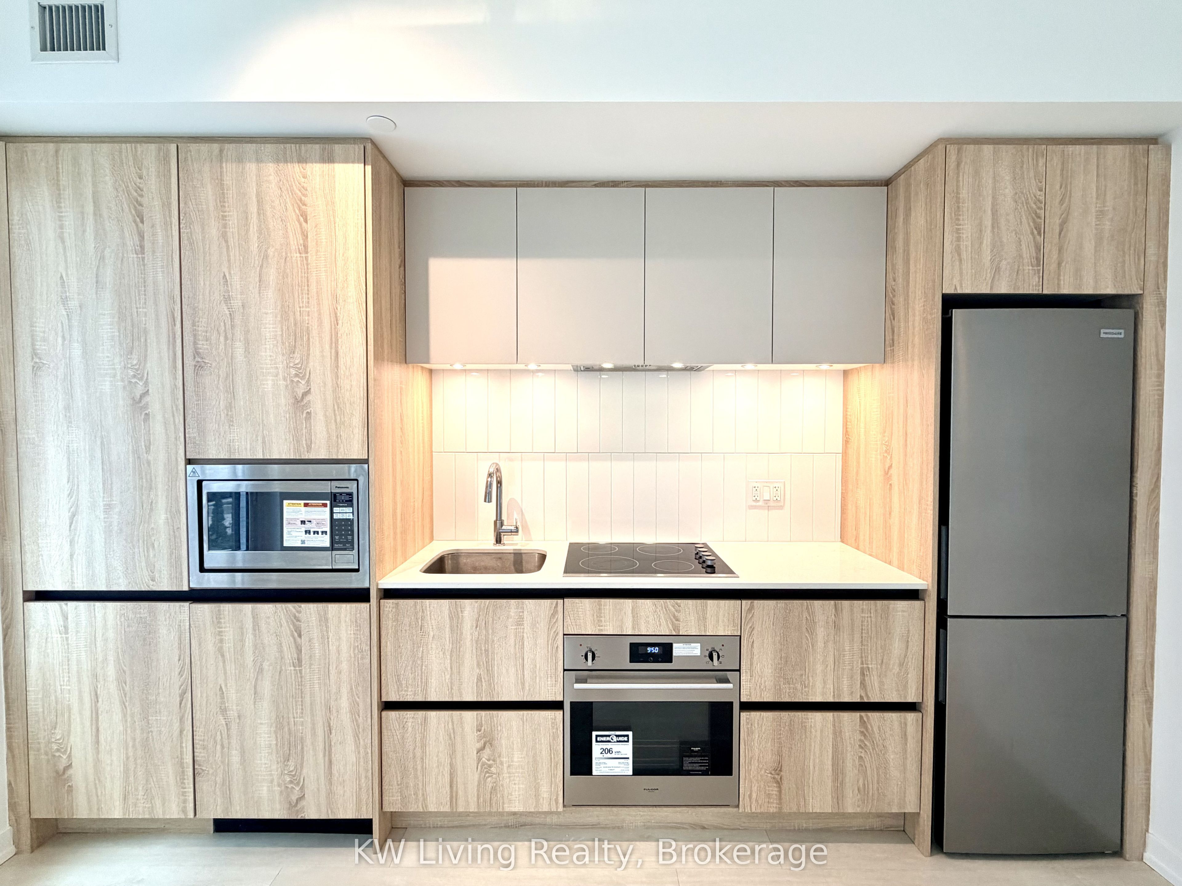 8 Beverley Glen Boulevard D-323, Vaughan, ON L4J 0L5 photo 4