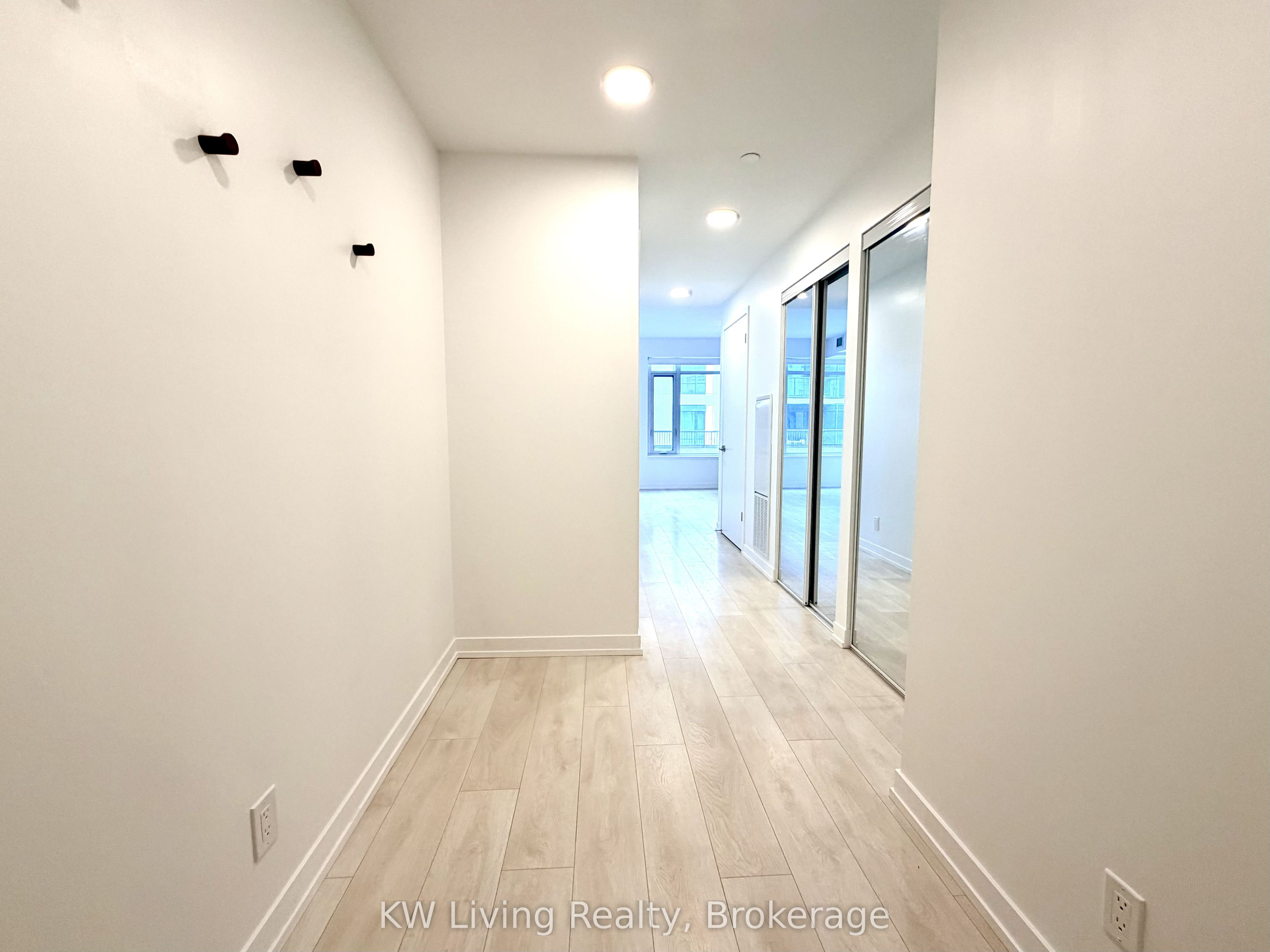 8 Beverley Glen Boulevard D-323, Vaughan, ON L4J 0L5 photo 5