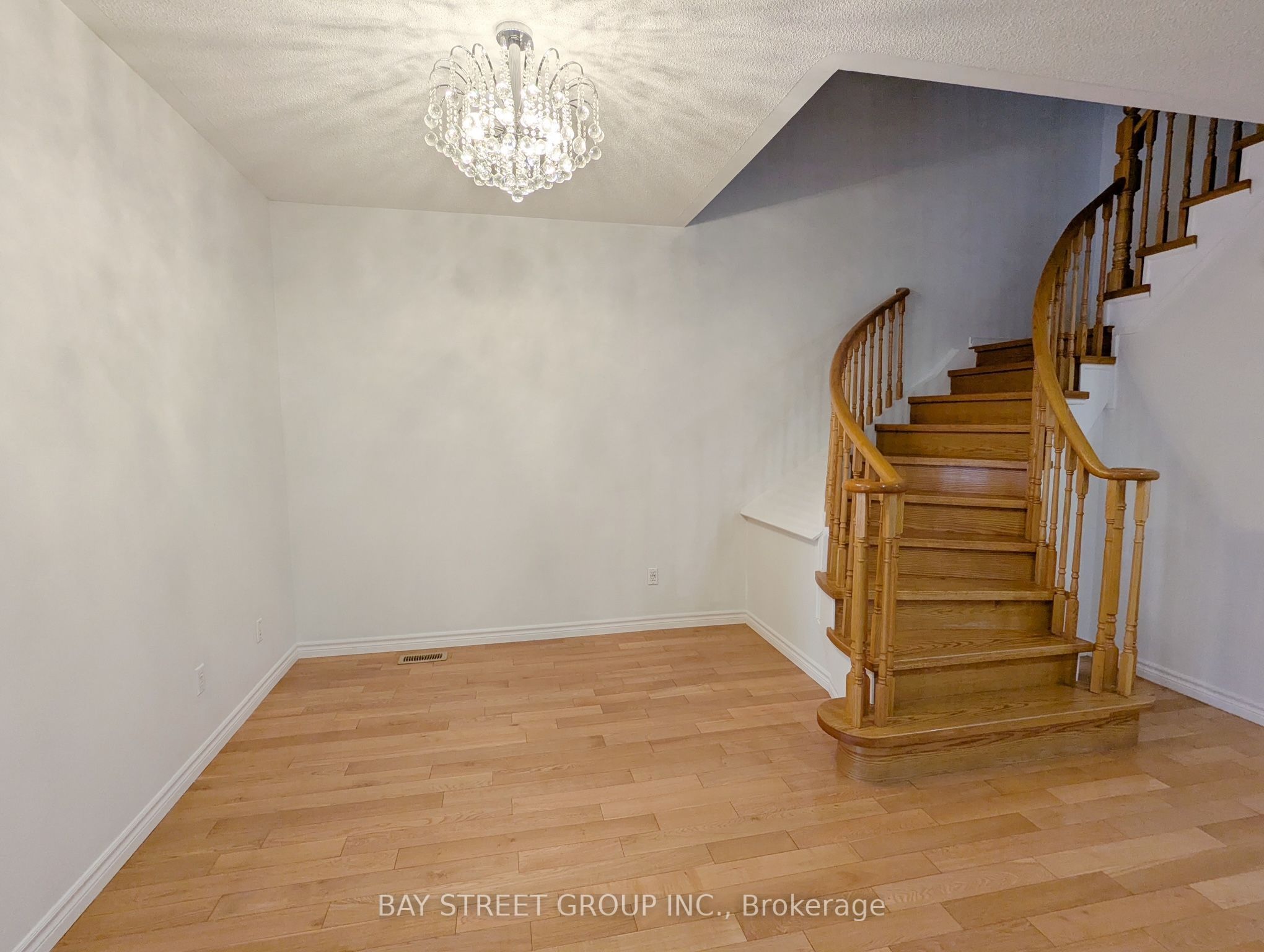 Upper 165 Worthing Avenue, Markham, ON L3S 4M8 photo 3