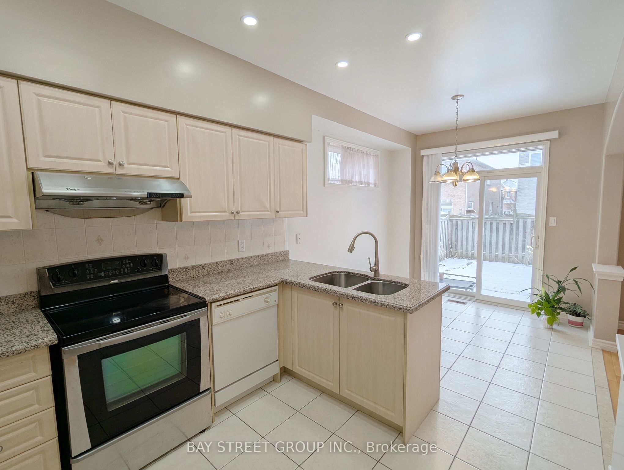 Upper 165 Worthing Avenue, Markham, ON L3S 4M8 photo 5