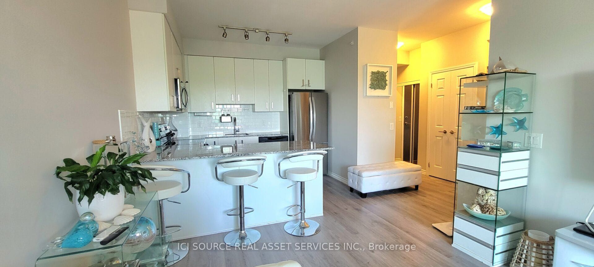 11611 Yonge Street 301, Richmond Hill, ON L4E 1G2 photo 3