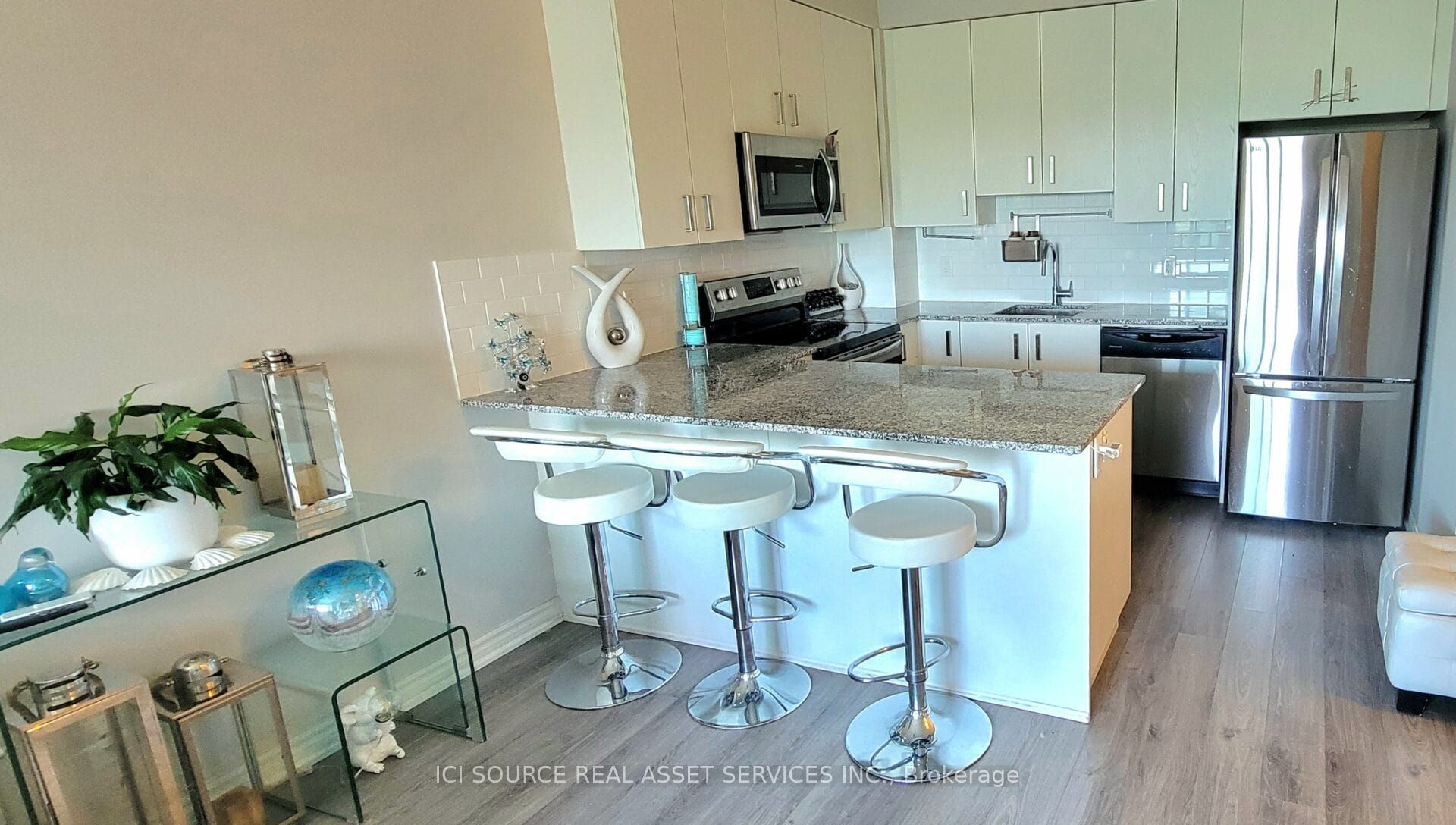 11611 Yonge Street 301, Richmond Hill, ON L4E 1G2 photo 4