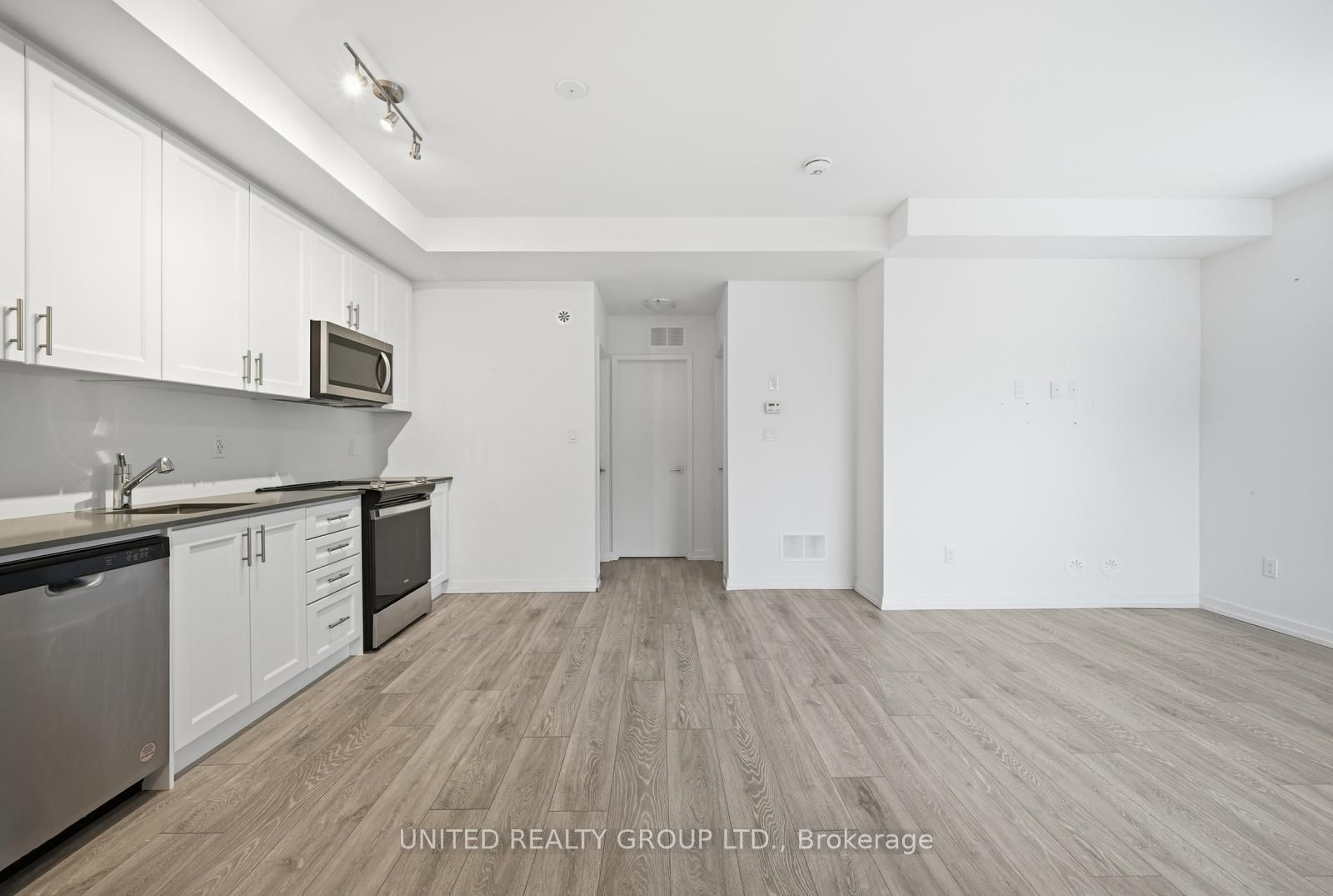 15 Lytham Green Circle 15, Newmarket, ON L3Y 0H3 photo 5