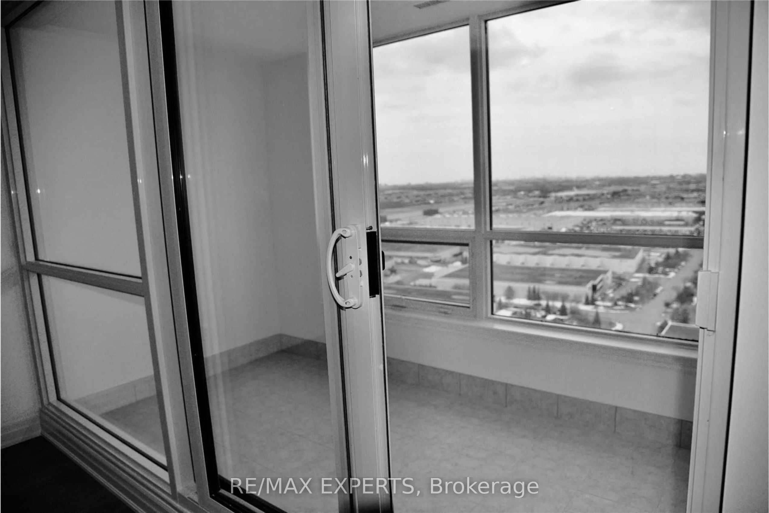 9075 Jane Street 2307, Vaughan, ON L4K 0L7 photo 4