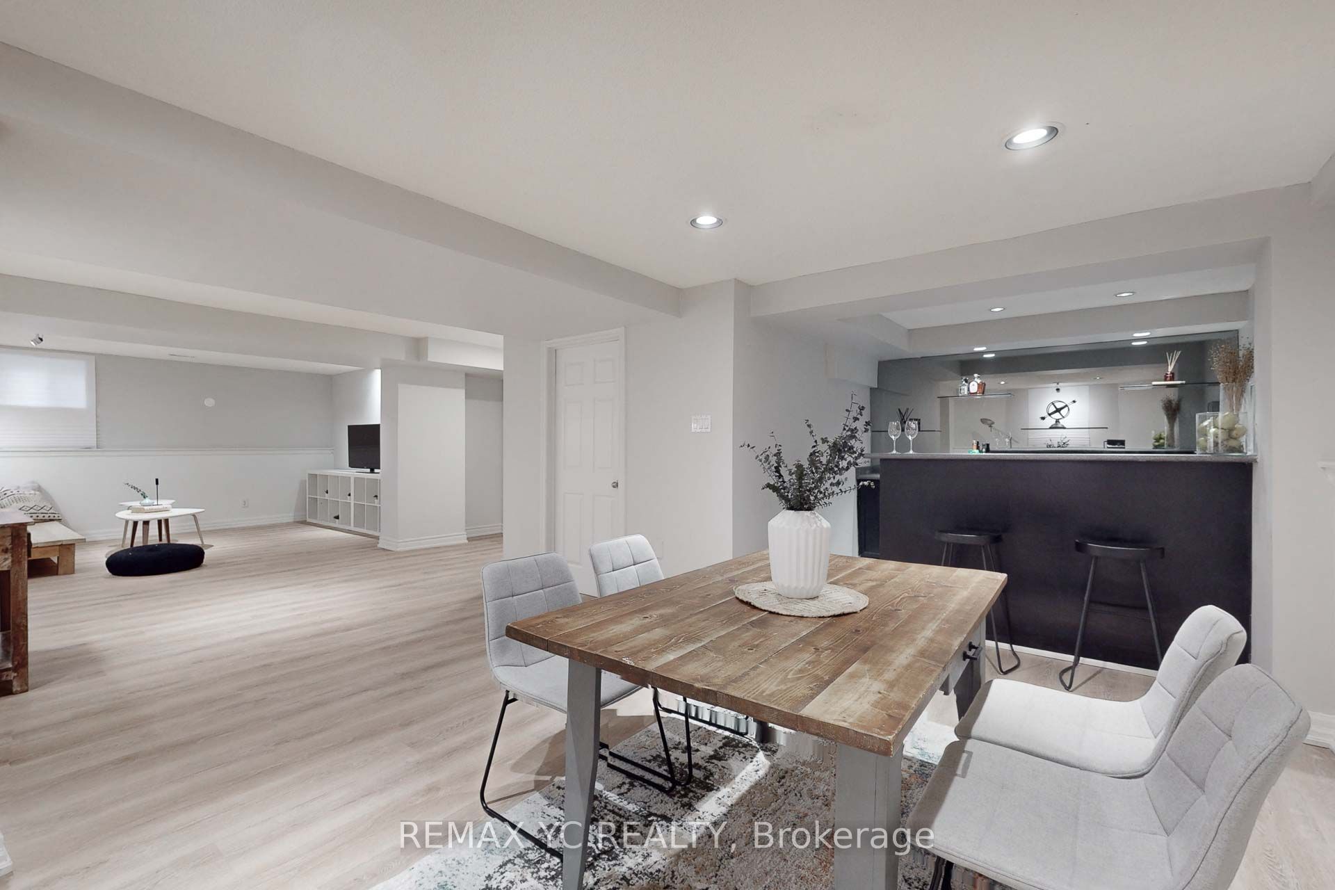 4 Theobalds Circle Lower, Richmond Hill, ON L4C 9E3