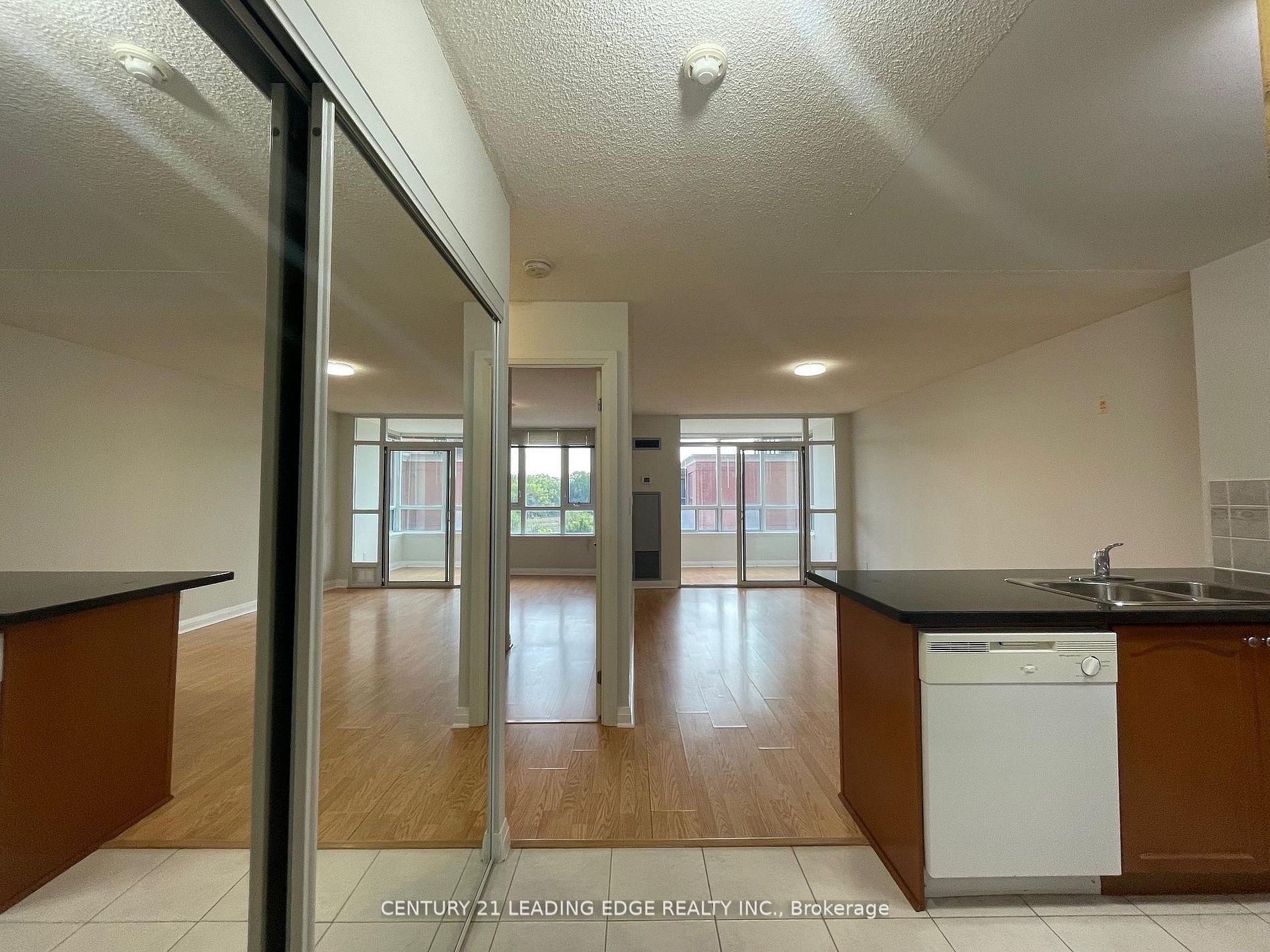 7373 Kennedy Road 502, Markham, ON L3R 1H6 photo 4