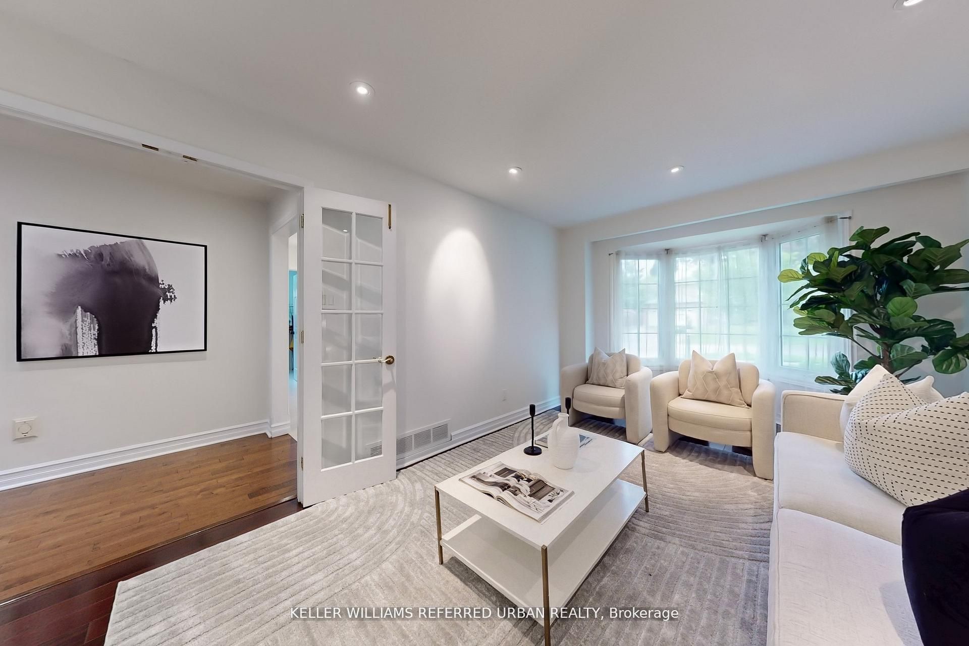 158 Walton Drive, Aurora, ON L4G 3R8 photo 2
