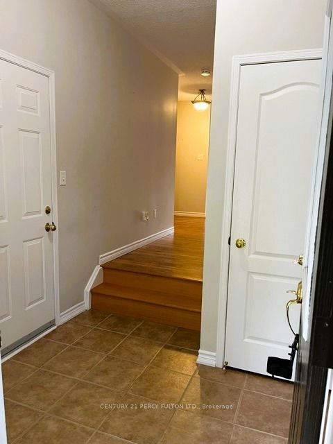 872 Oaktree Crescent, Newmarket, ON L3X 2Y7 photo 2
