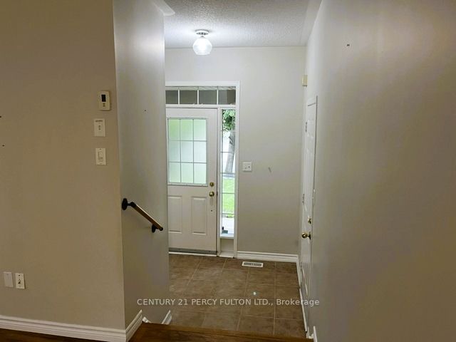 872 Oaktree Crescent, Newmarket, ON L3X 2Y7 photo 3