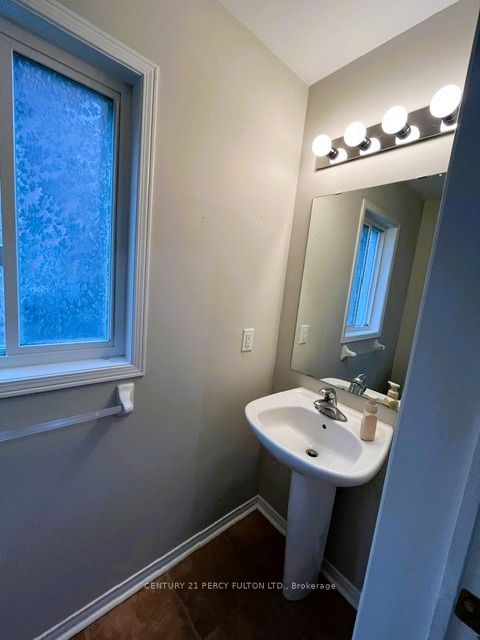 872 Oaktree Crescent, Newmarket, ON L3X 2Y7 photo 4