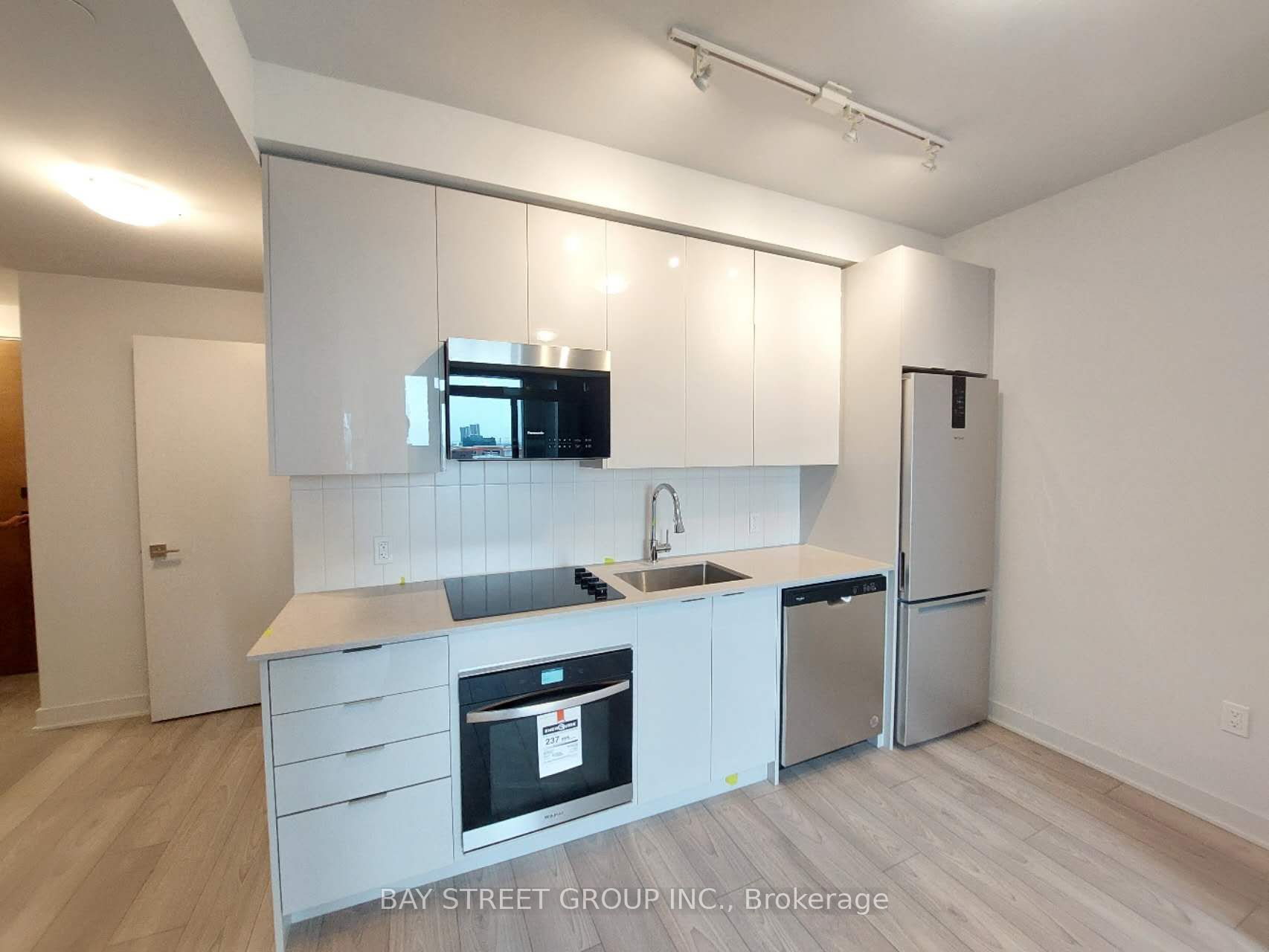 2920 Hwy 7 612, Vaughan, ON L4K 0P4 photo 2