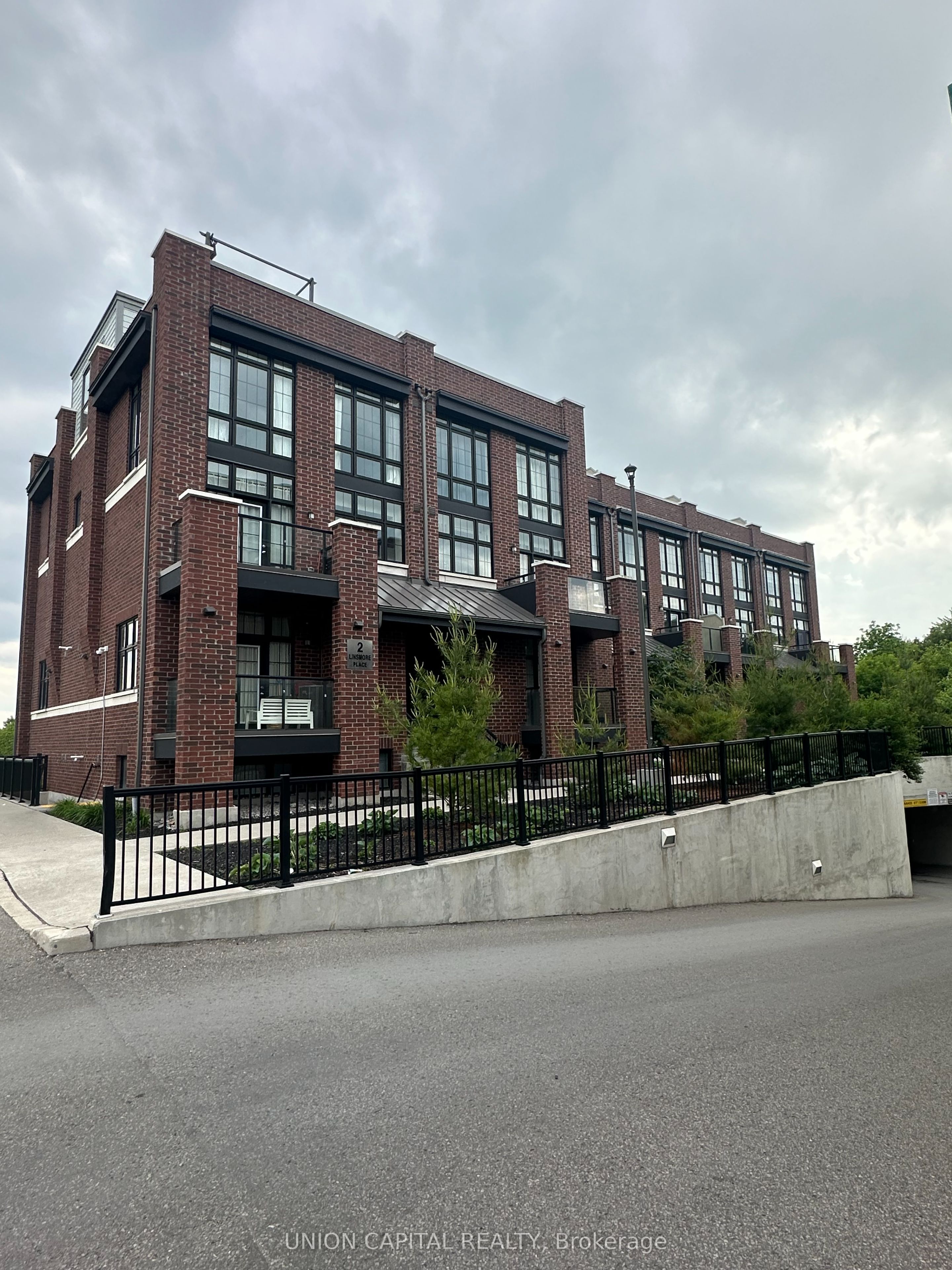 2 Linsmore Place 306, Whitchurch-Stouffville, ON L4A 4T4