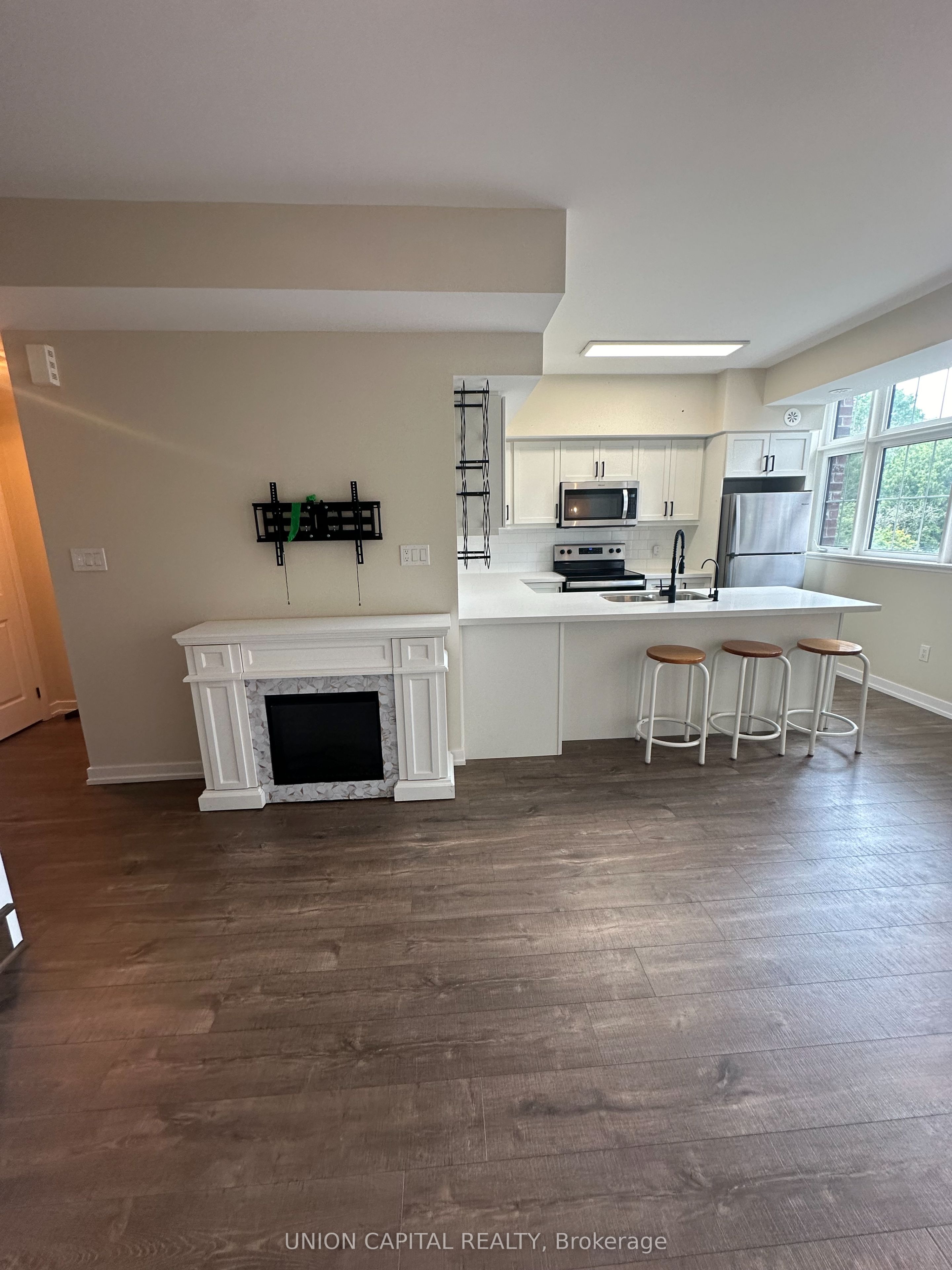 2 Linsmore Place 306, Whitchurch-Stouffville, ON L4A 4T4 photo 5
