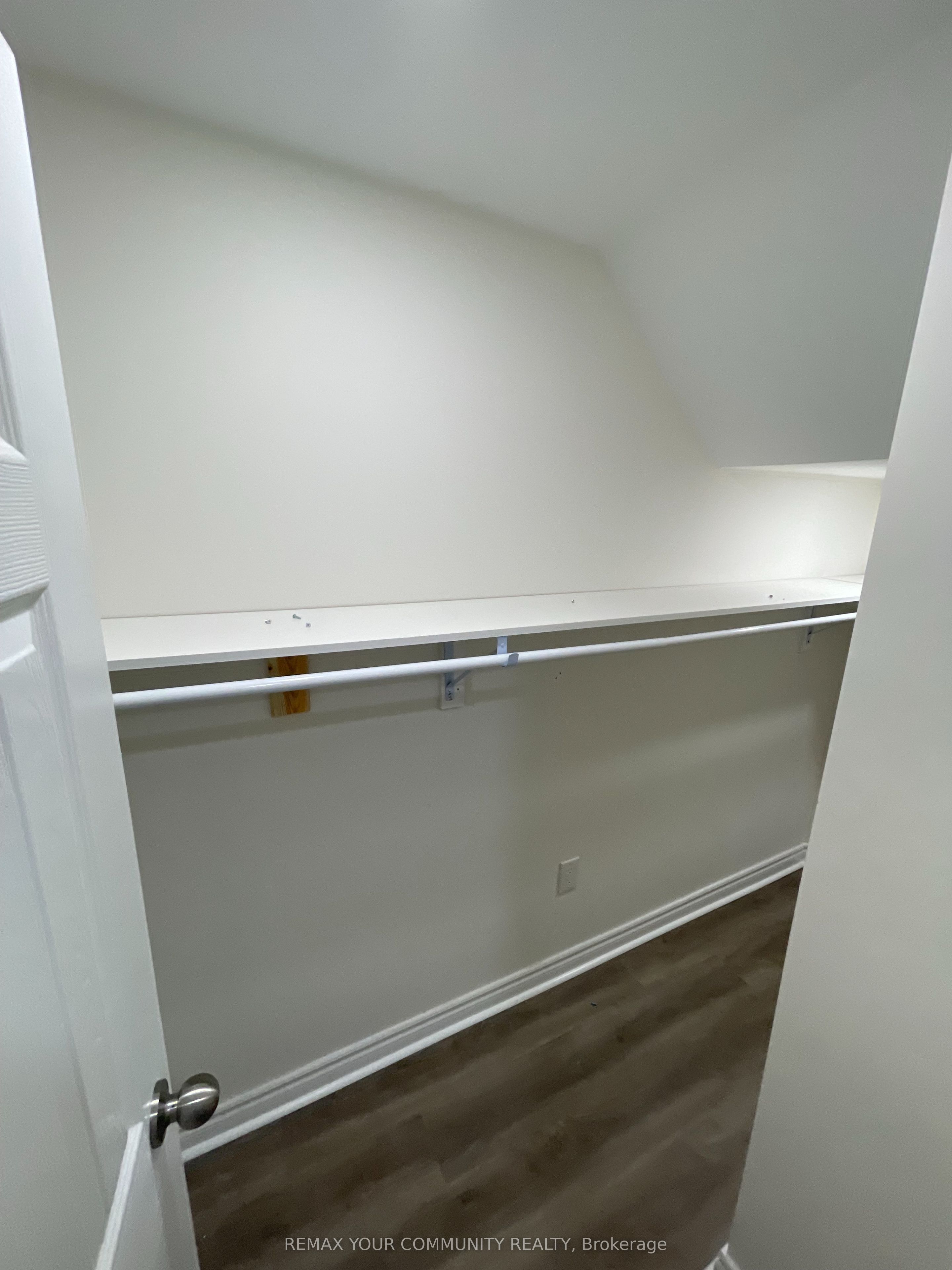 193 Kale Crescent Basment, Vaughan, ON L6A 3R2 photo 2