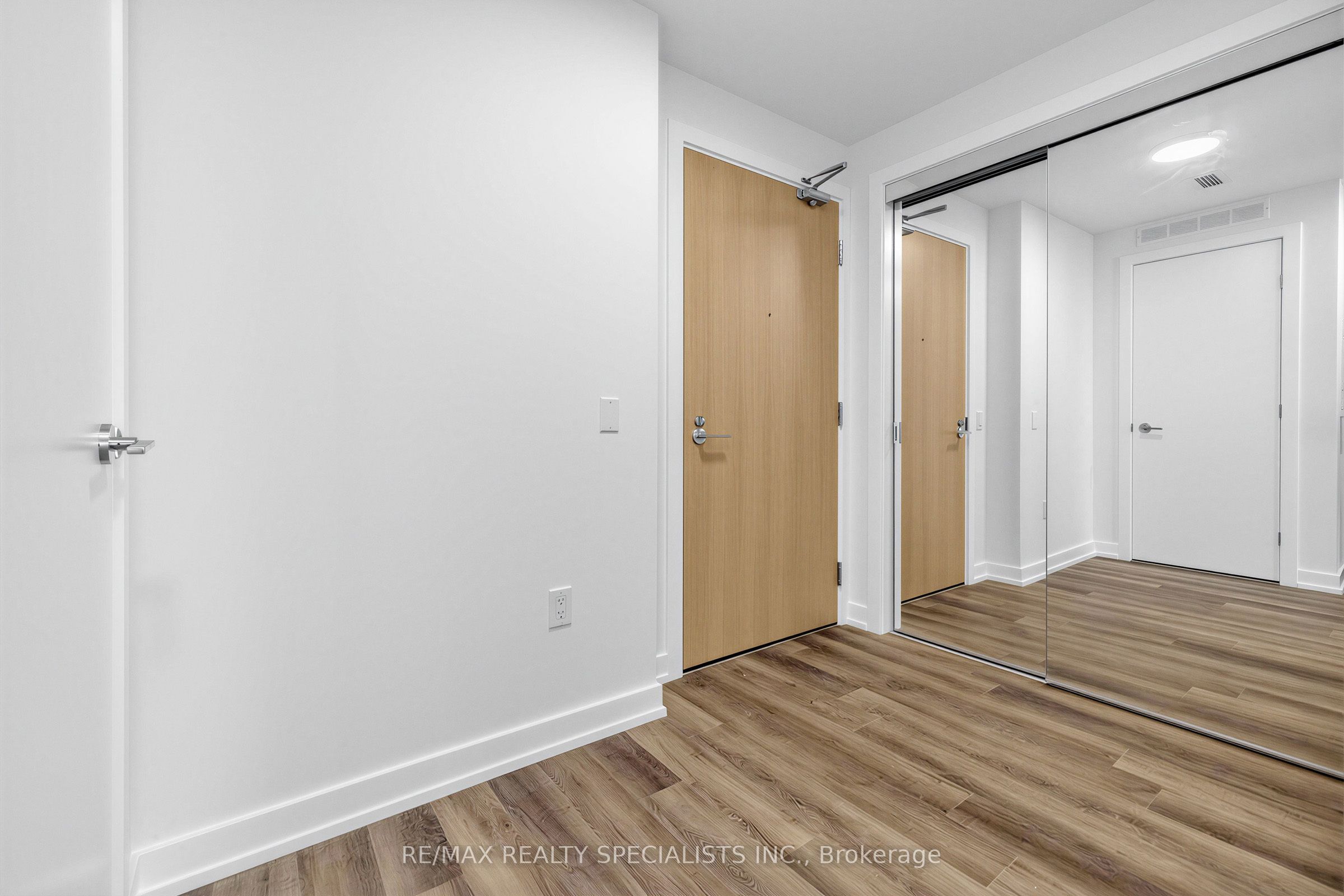 21 Meadowdale Road 1506, Vaughan, ON L4K 0H6 photo 3