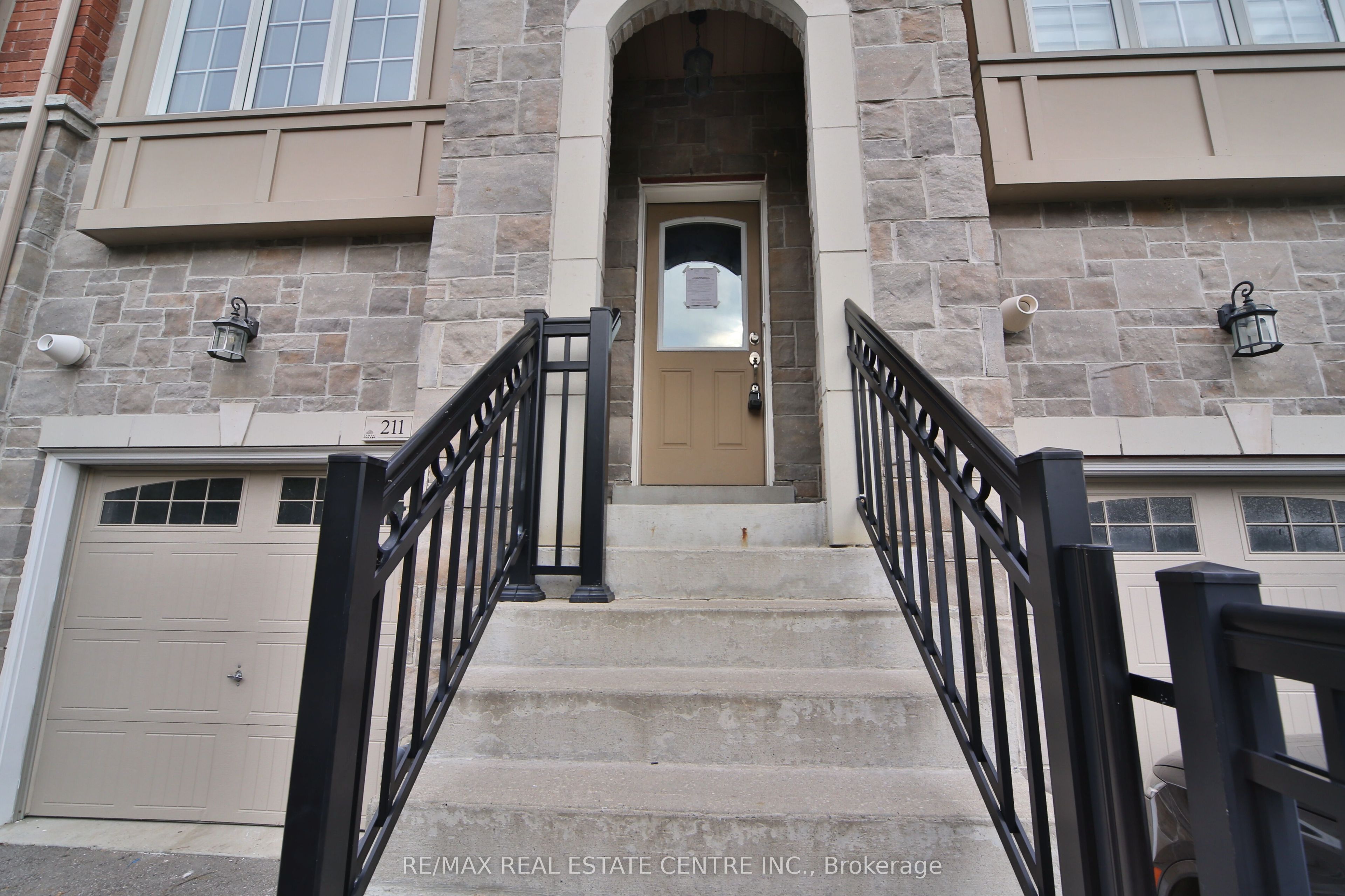 211 Appleton Court, Newmarket, ON L3Y 0B8 photo 2