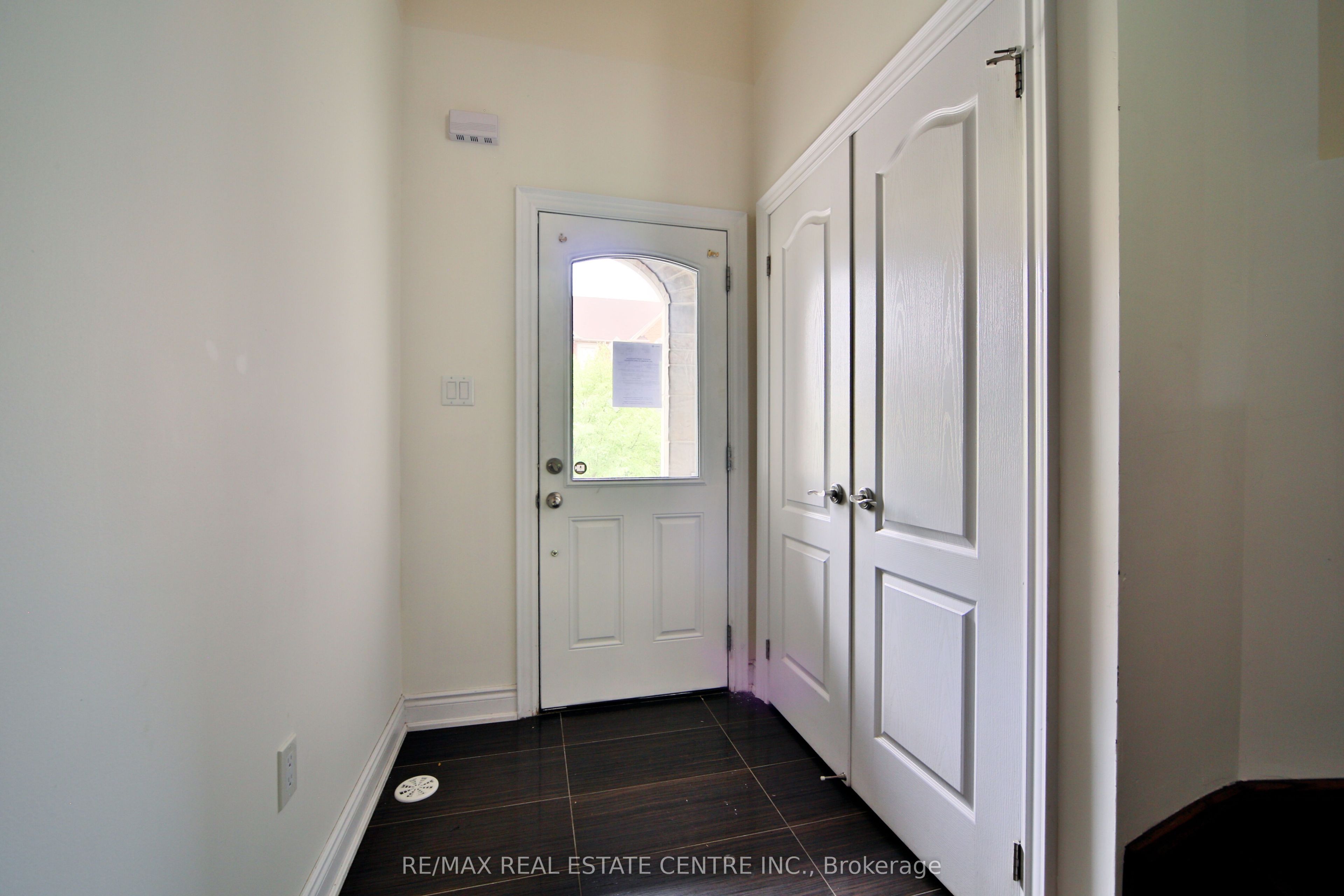 211 Appleton Court, Newmarket, ON L3Y 0B8 photo 3