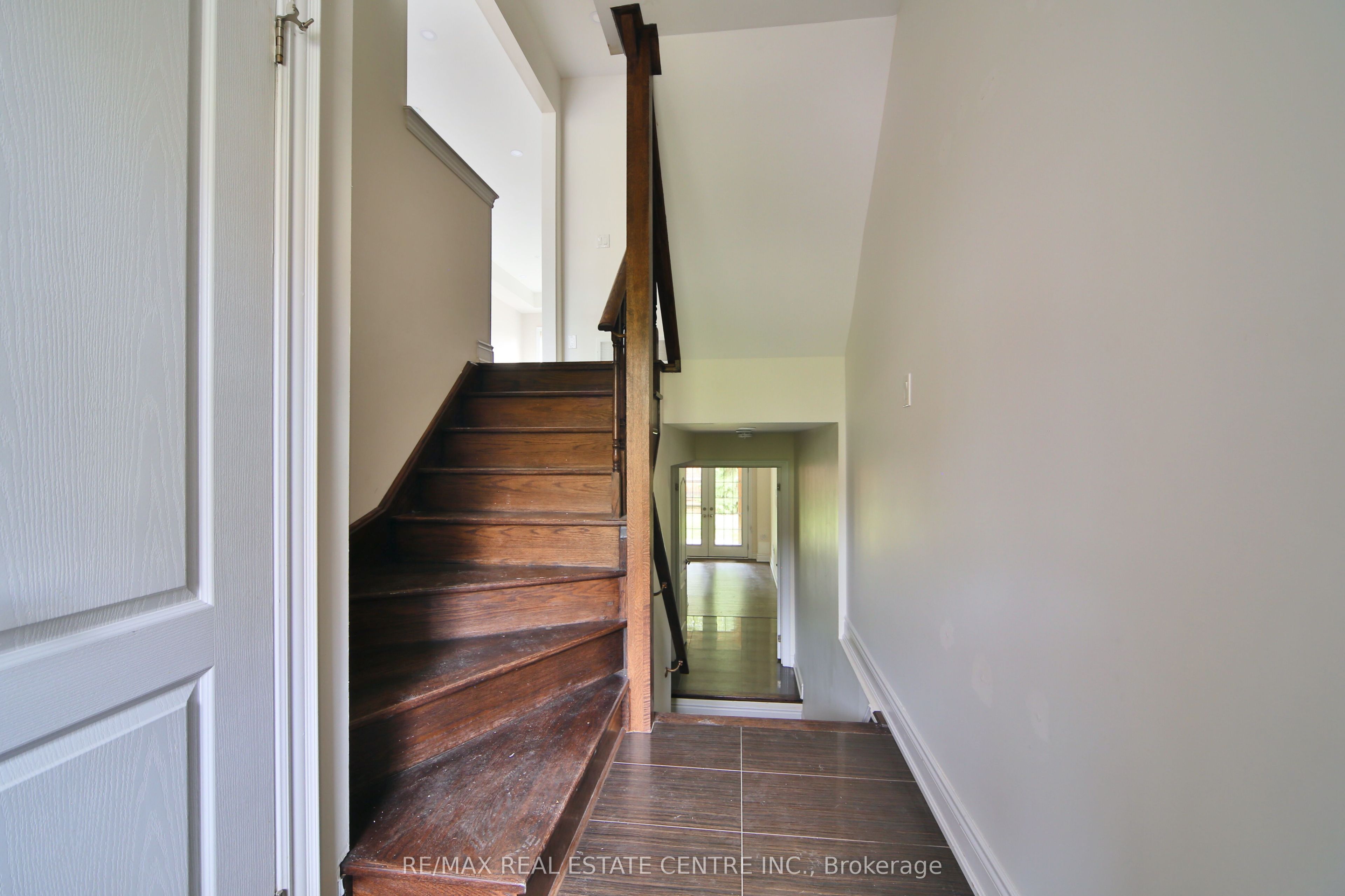 211 Appleton Court, Newmarket, ON L3Y 0B8 photo 4