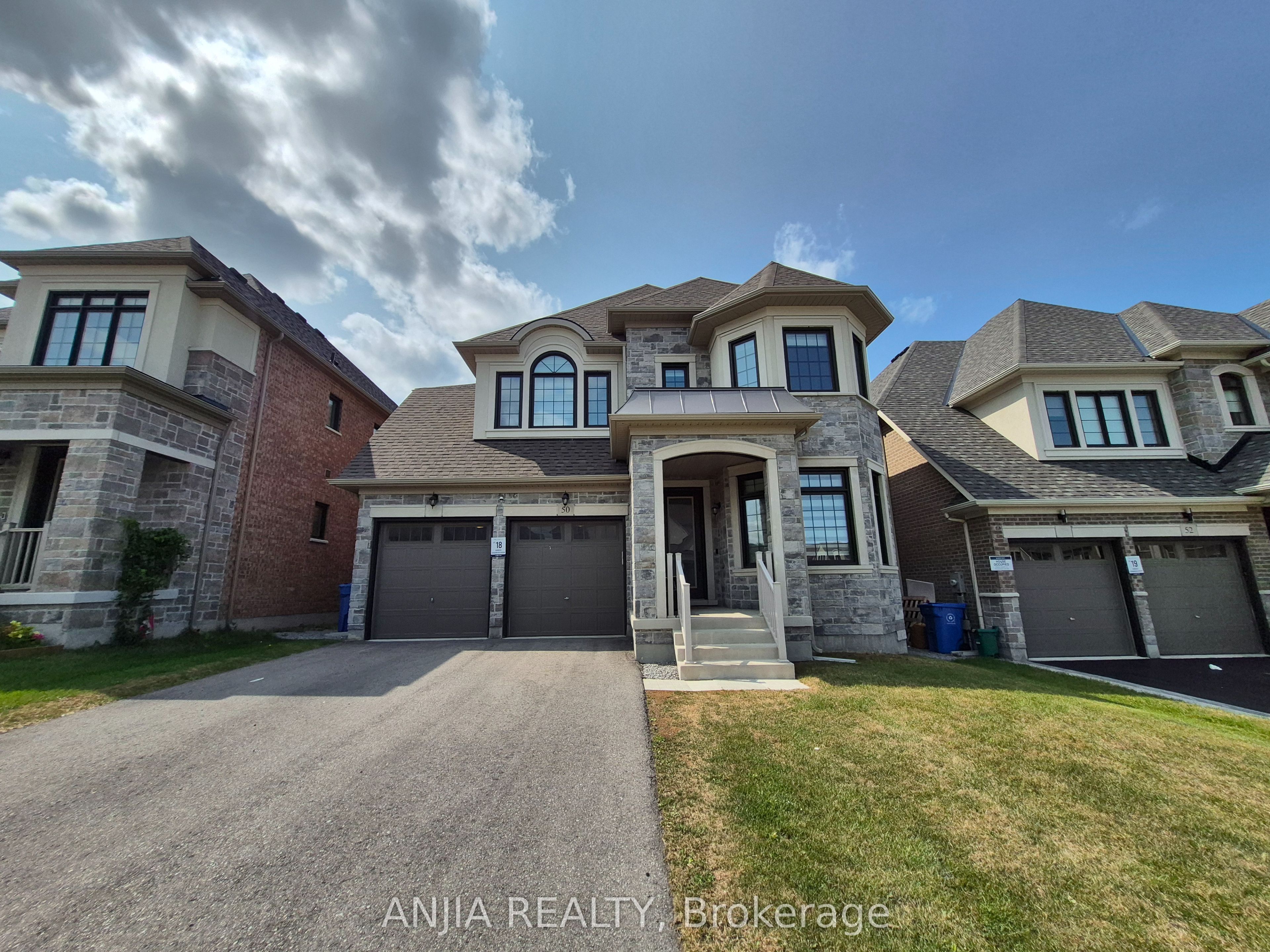 50 Meadow Vista Crescent, East Gwillimbury, ON L9N 0T4 photo 2