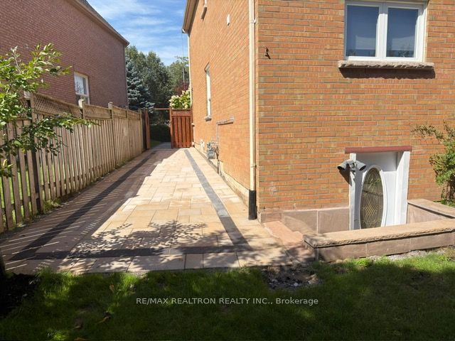 97 Mcclellan Way Basement, Aurora, ON L4G 6M3 photo 3