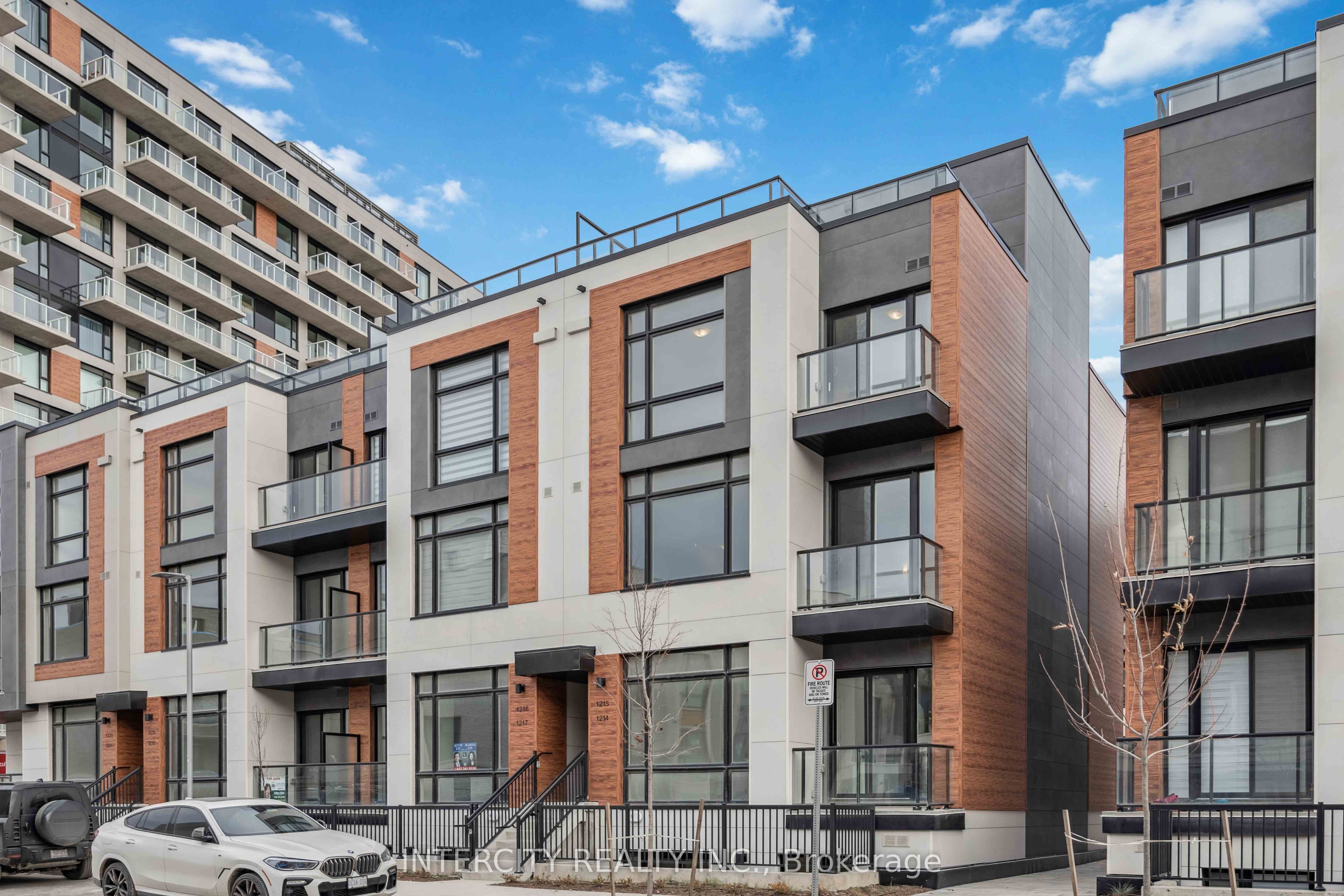8 David Eyer Road 1215, Richmond Hill, ON L4S 0N3