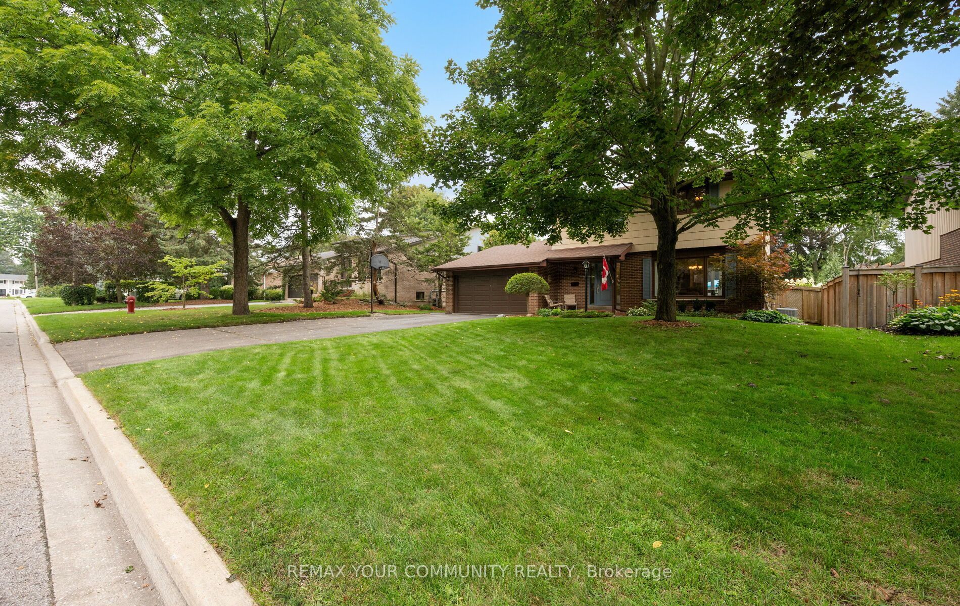 10 Glenview Drive, Aurora, ON L4G 2G8 photo 2