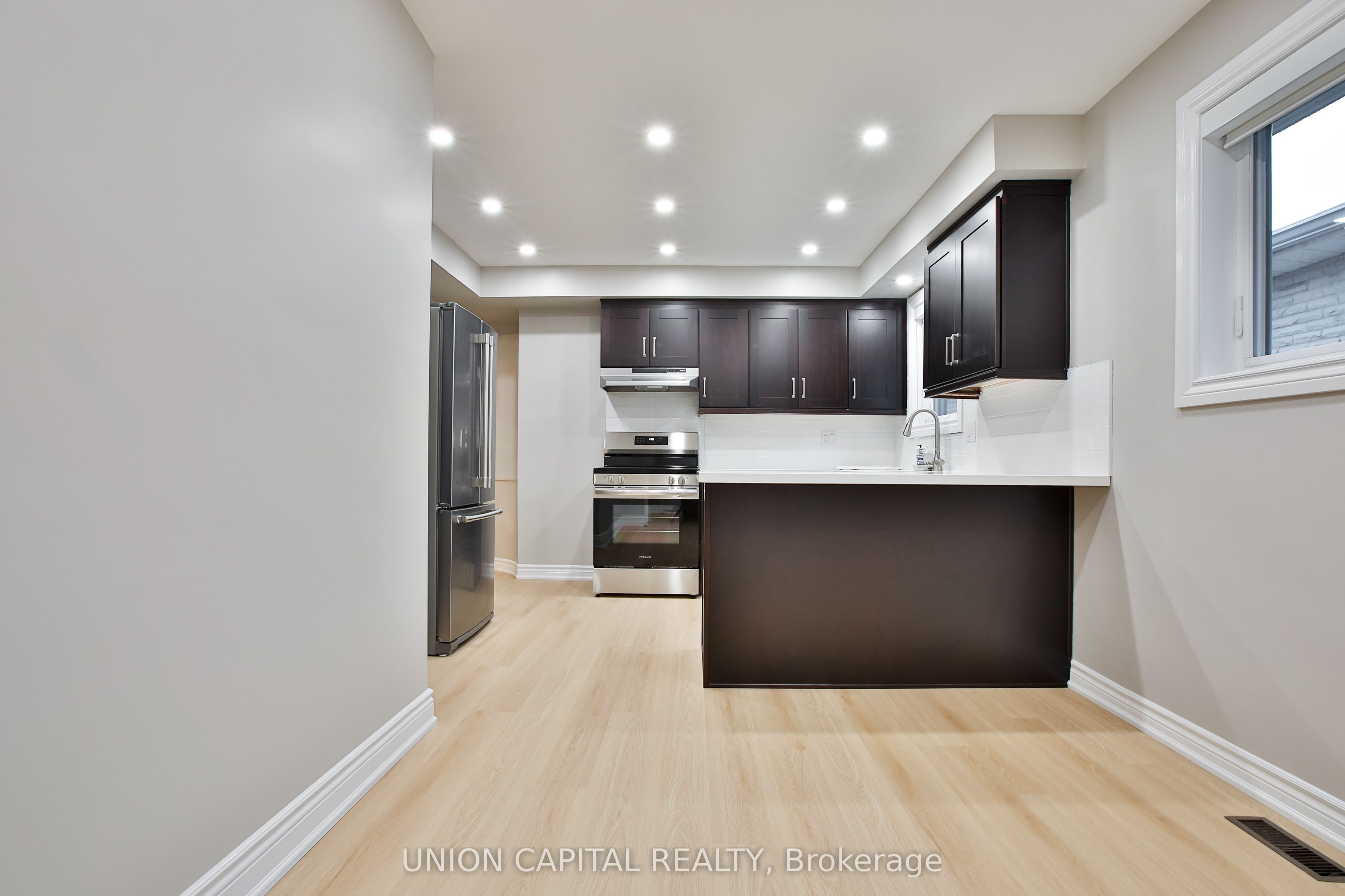 131 Romfield Circuit Upper, Markham, ON L3T 3H7 photo 2