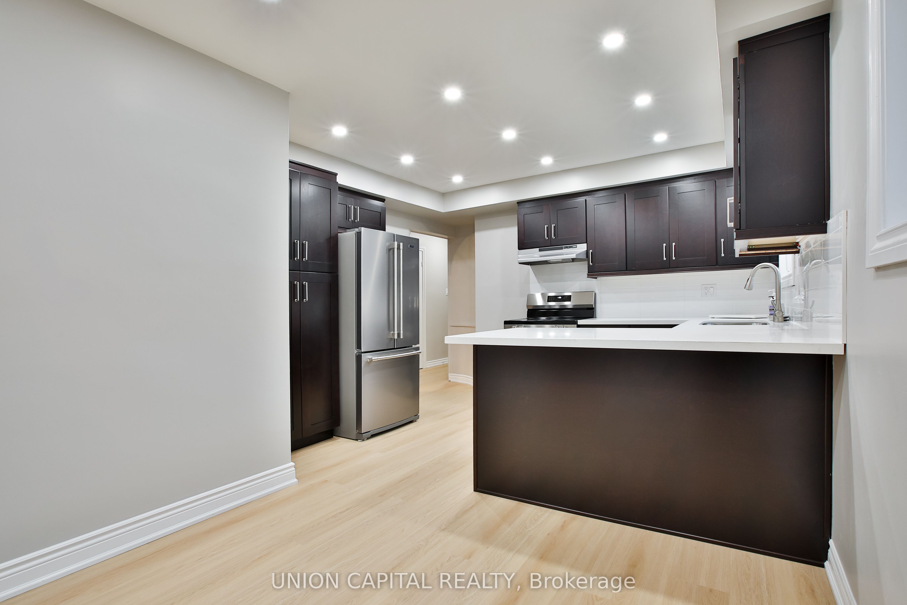 131 Romfield Circuit Upper, Markham, ON L3T 3H7 photo 3