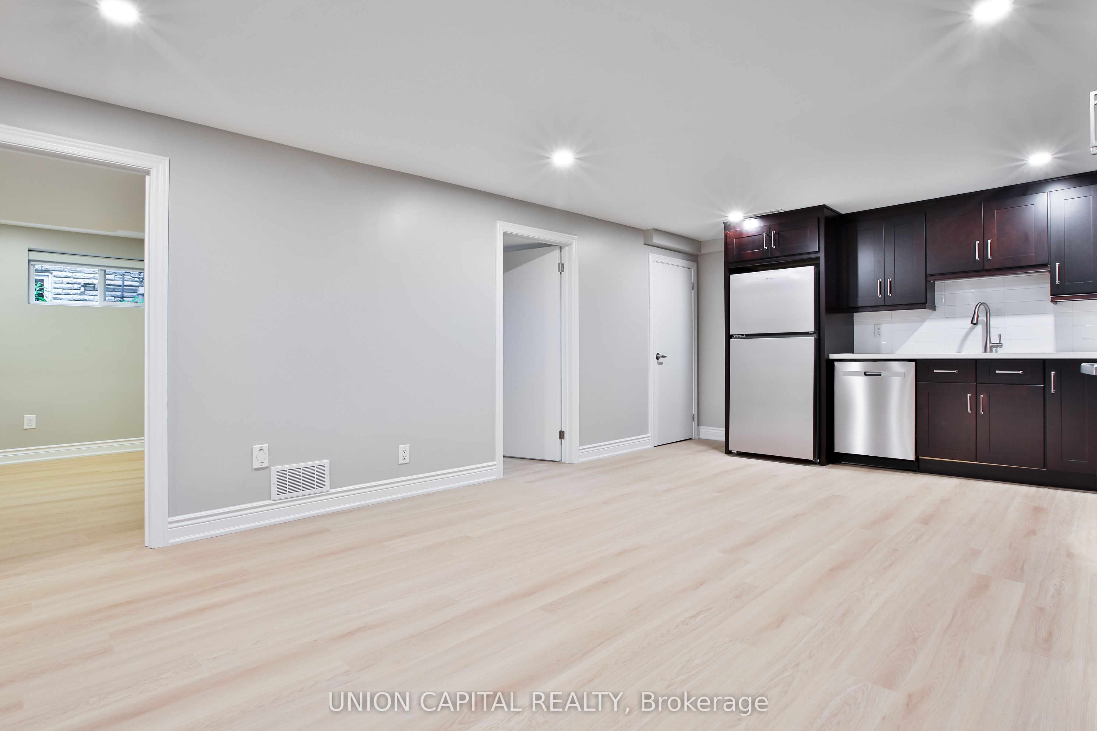 131 Romfield Circuit Lower, Markham, ON L3T 3H7 photo 3