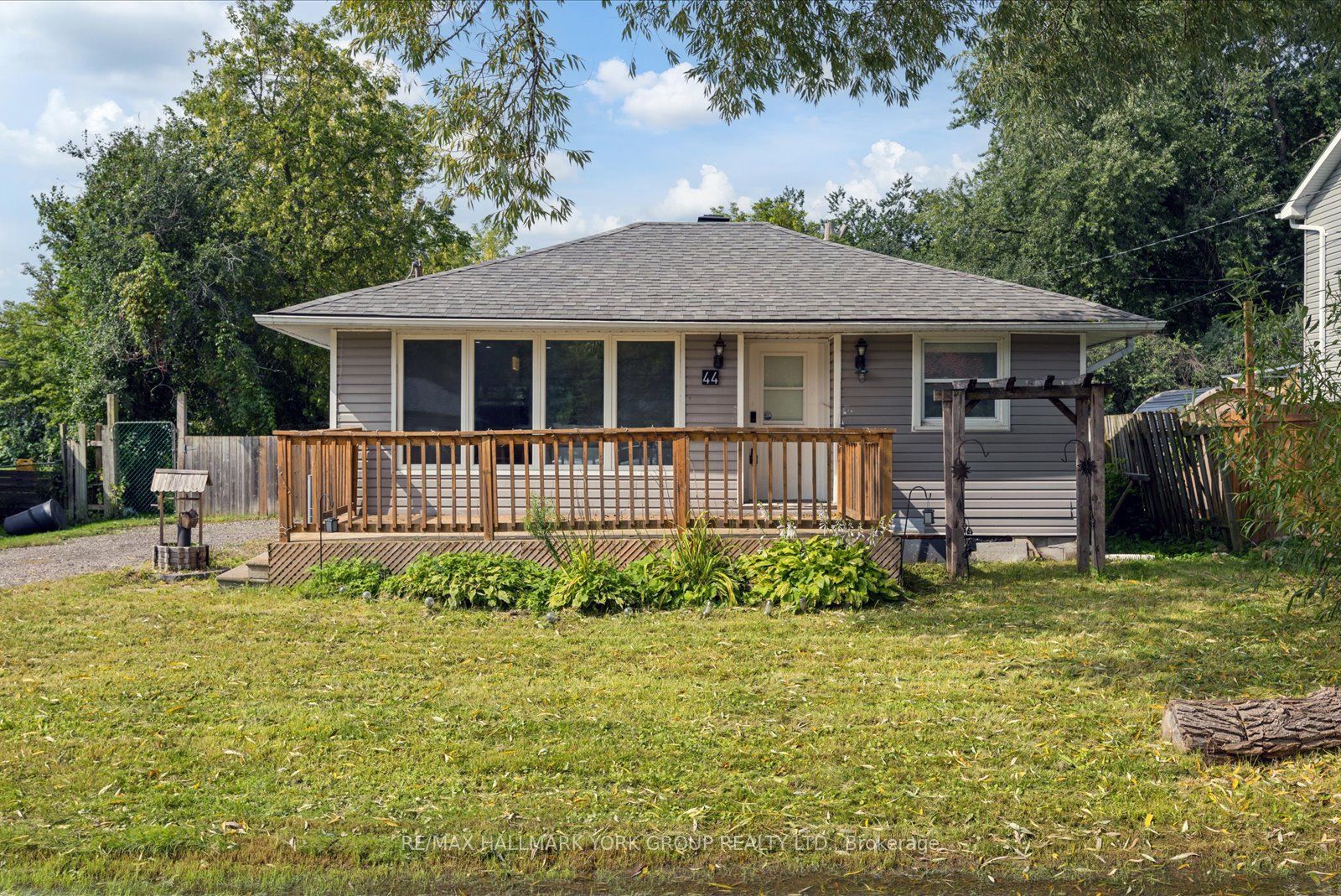 44 Glenview Avenue, Georgina, ON L0E 1N0