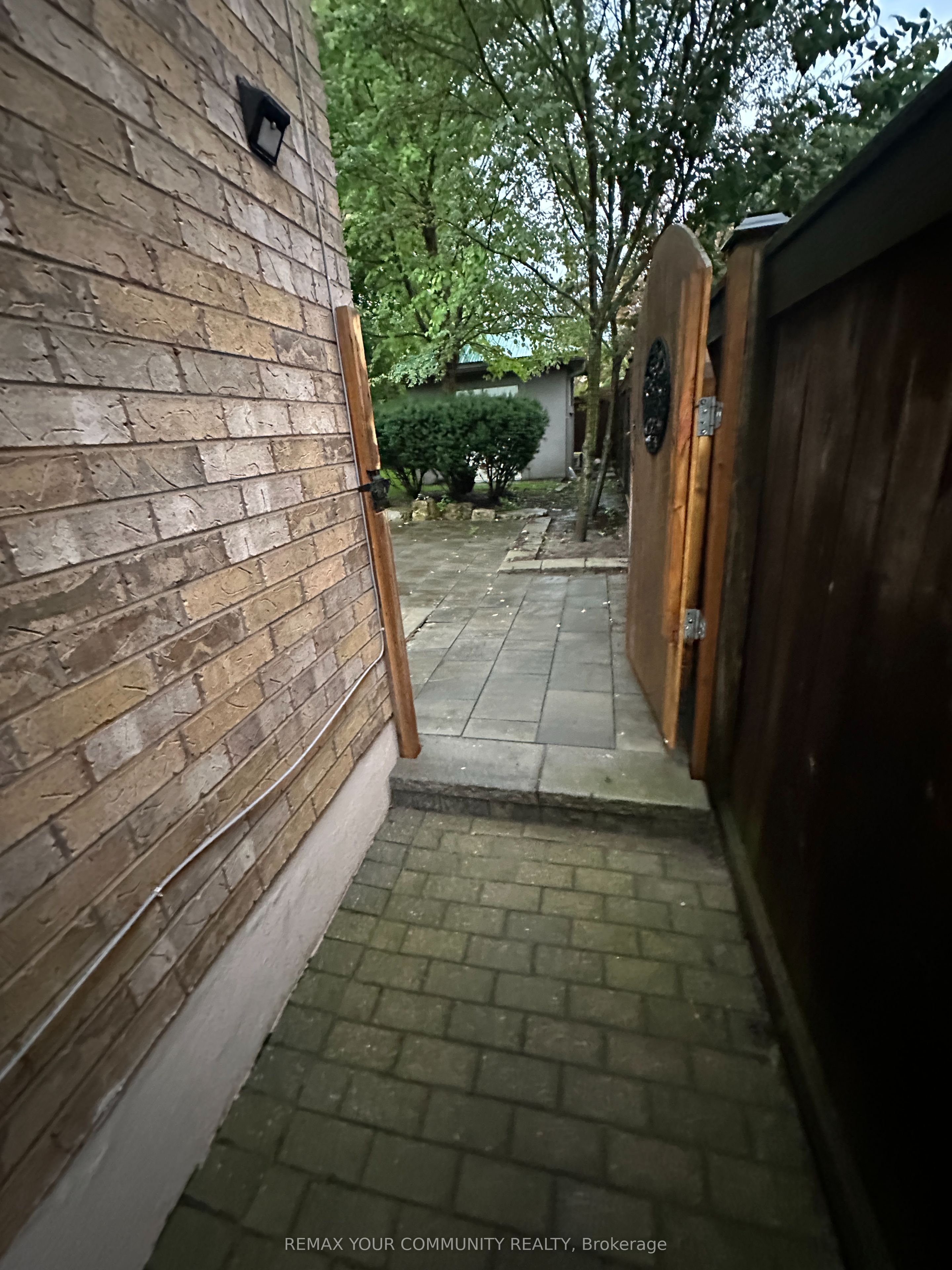 9 Allysum Court Lower, Richmond Hill, ON L4E 4M7 photo 3