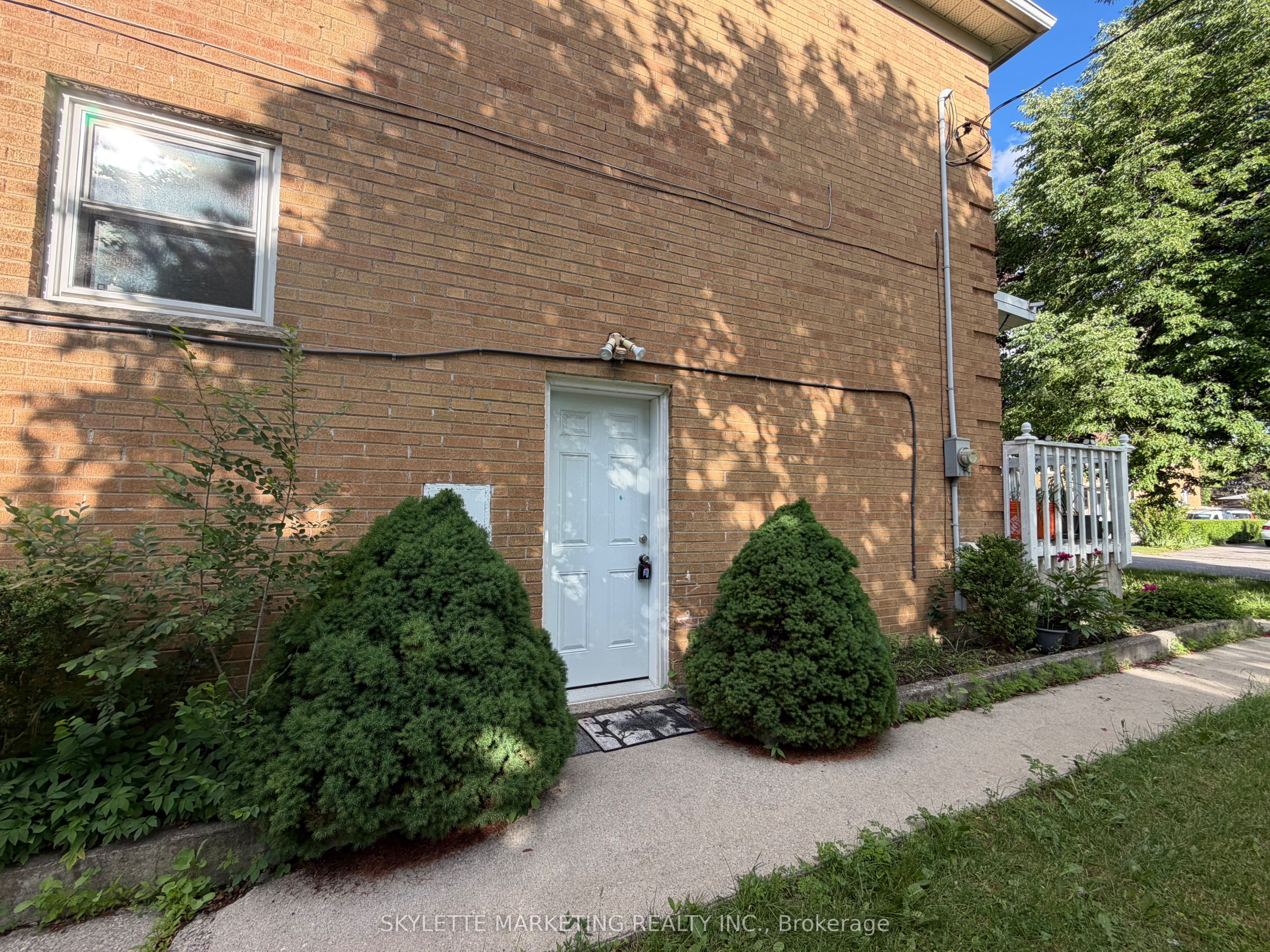 229 Zelda Crescent Lower, Richmond Hill, ON L4C 2Y7