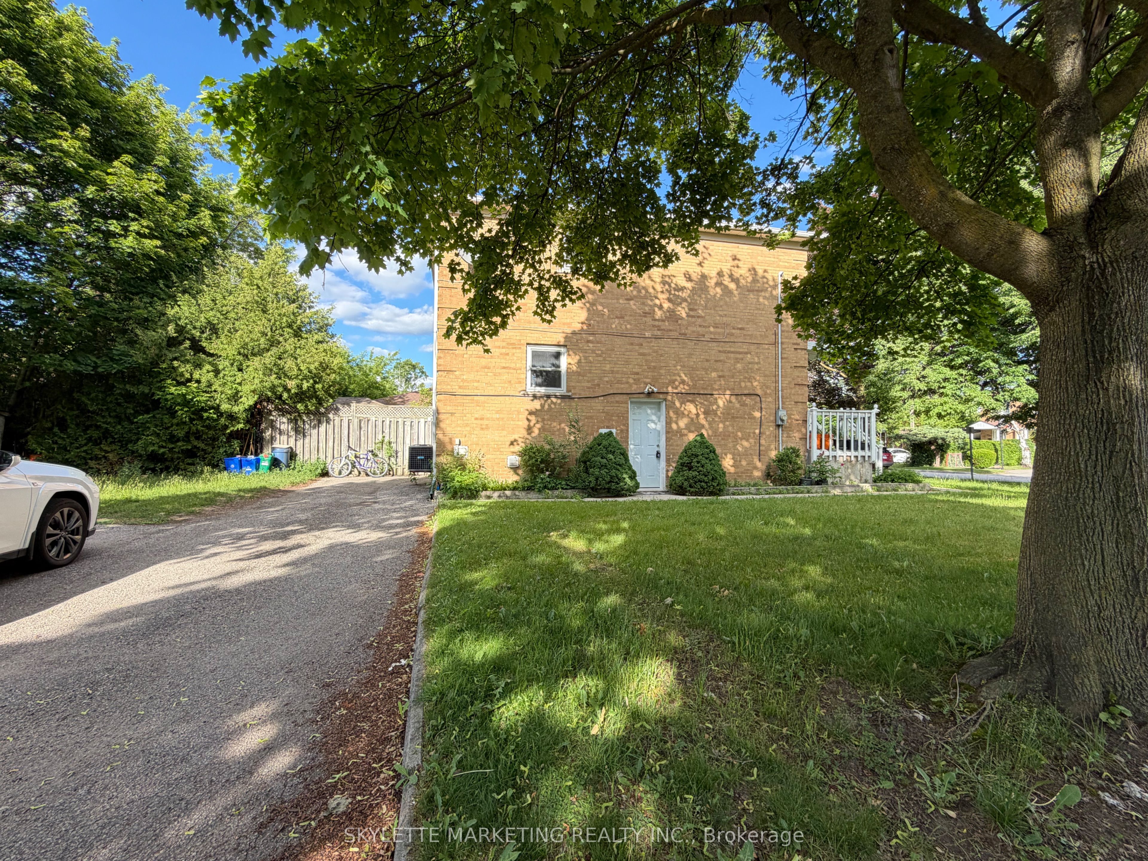 229 Zelda Crescent Lower, Richmond Hill, ON L4C 2Y7 photo 2