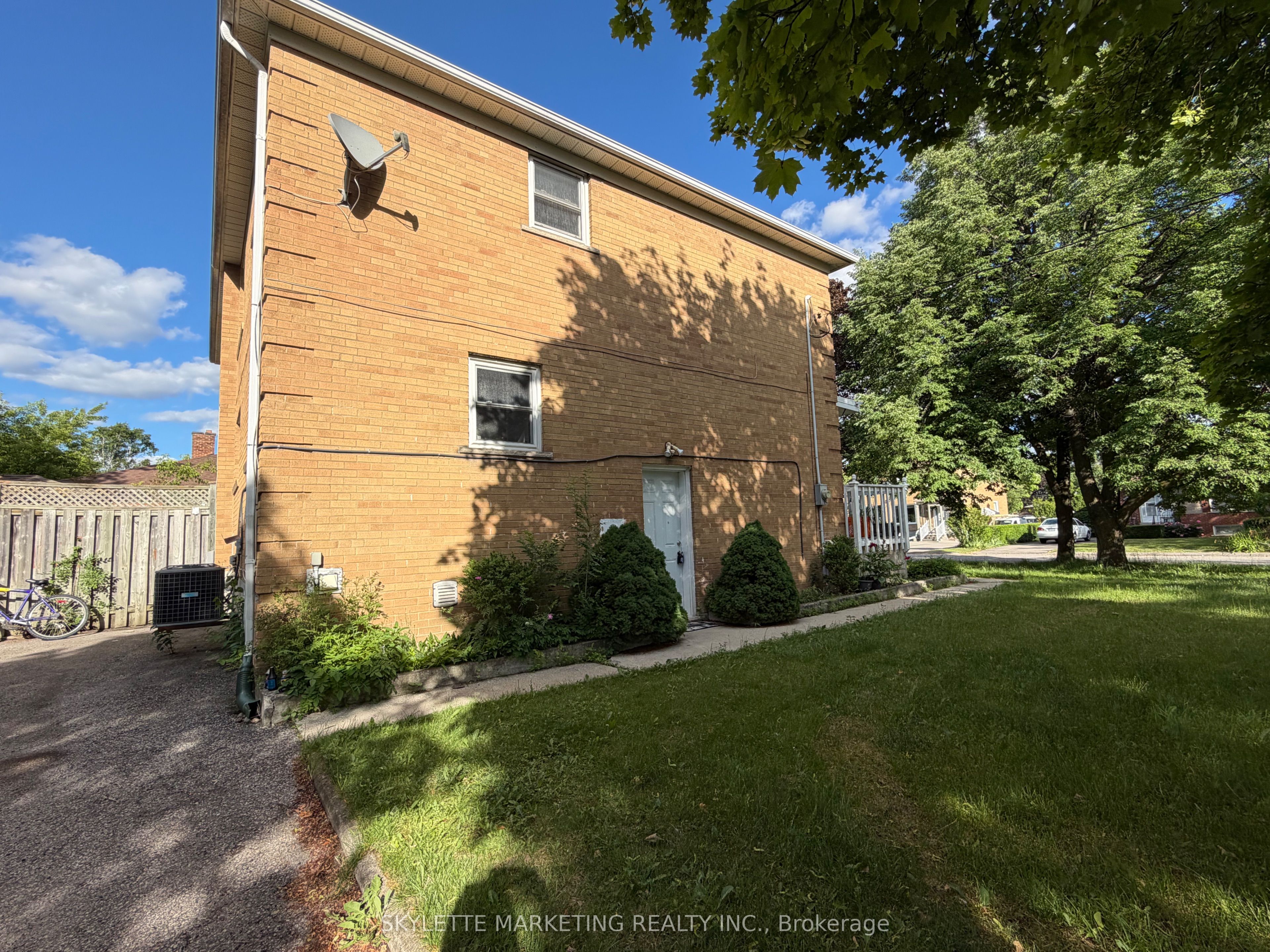 229 Zelda Crescent Lower, Richmond Hill, ON L4C 2Y7 photo 3