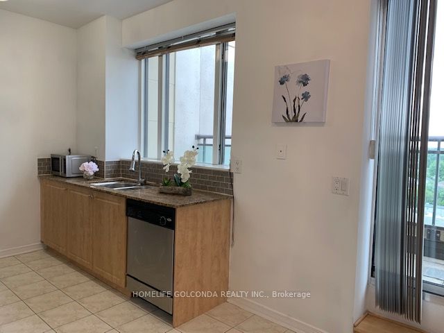 330 Red Maple Road Ph07, Richmond Hill, ON L4C 0T6 photo 4