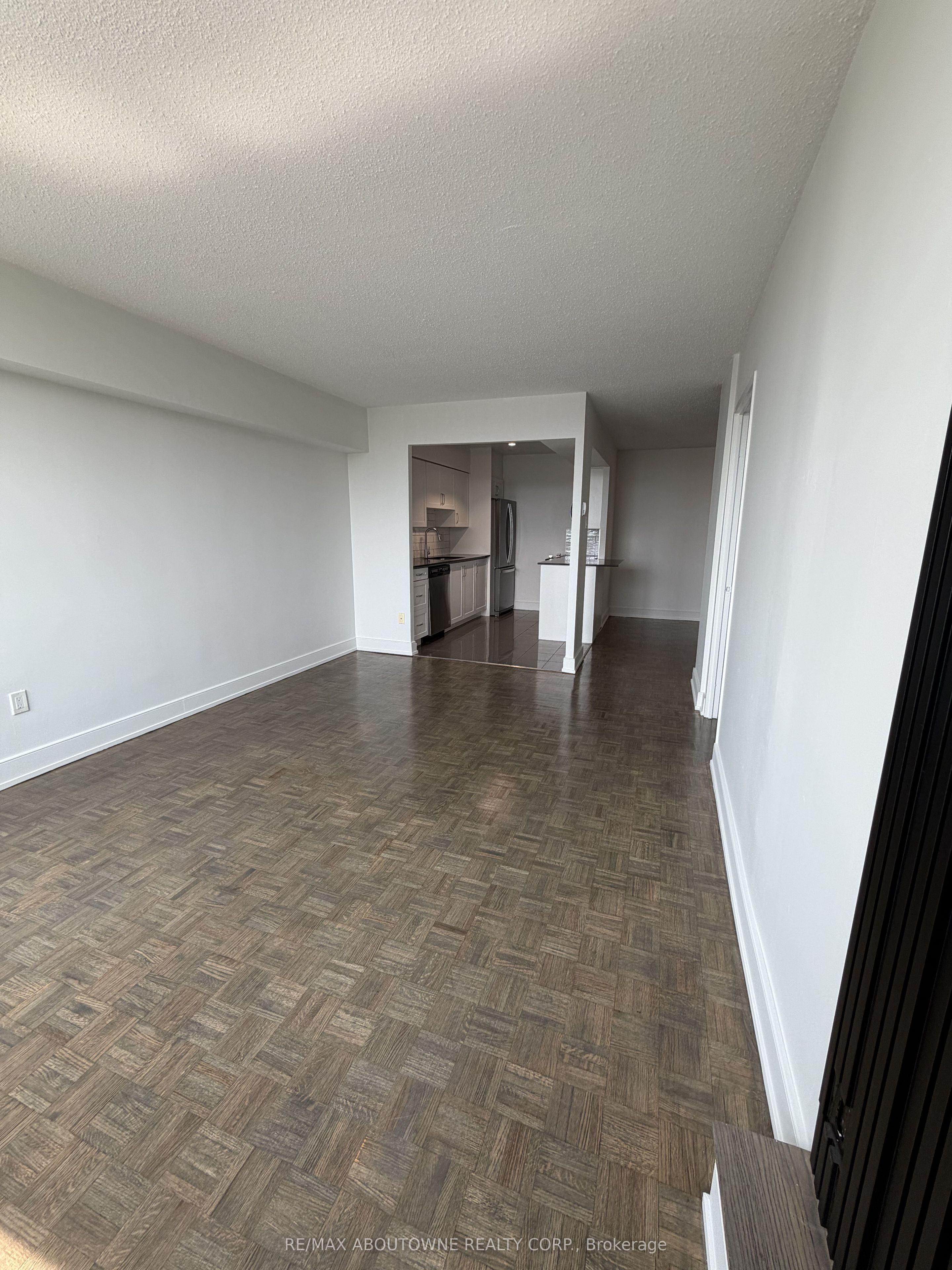 145 Wellington Street W 513, Aurora, ON L4G 2N9 photo 3