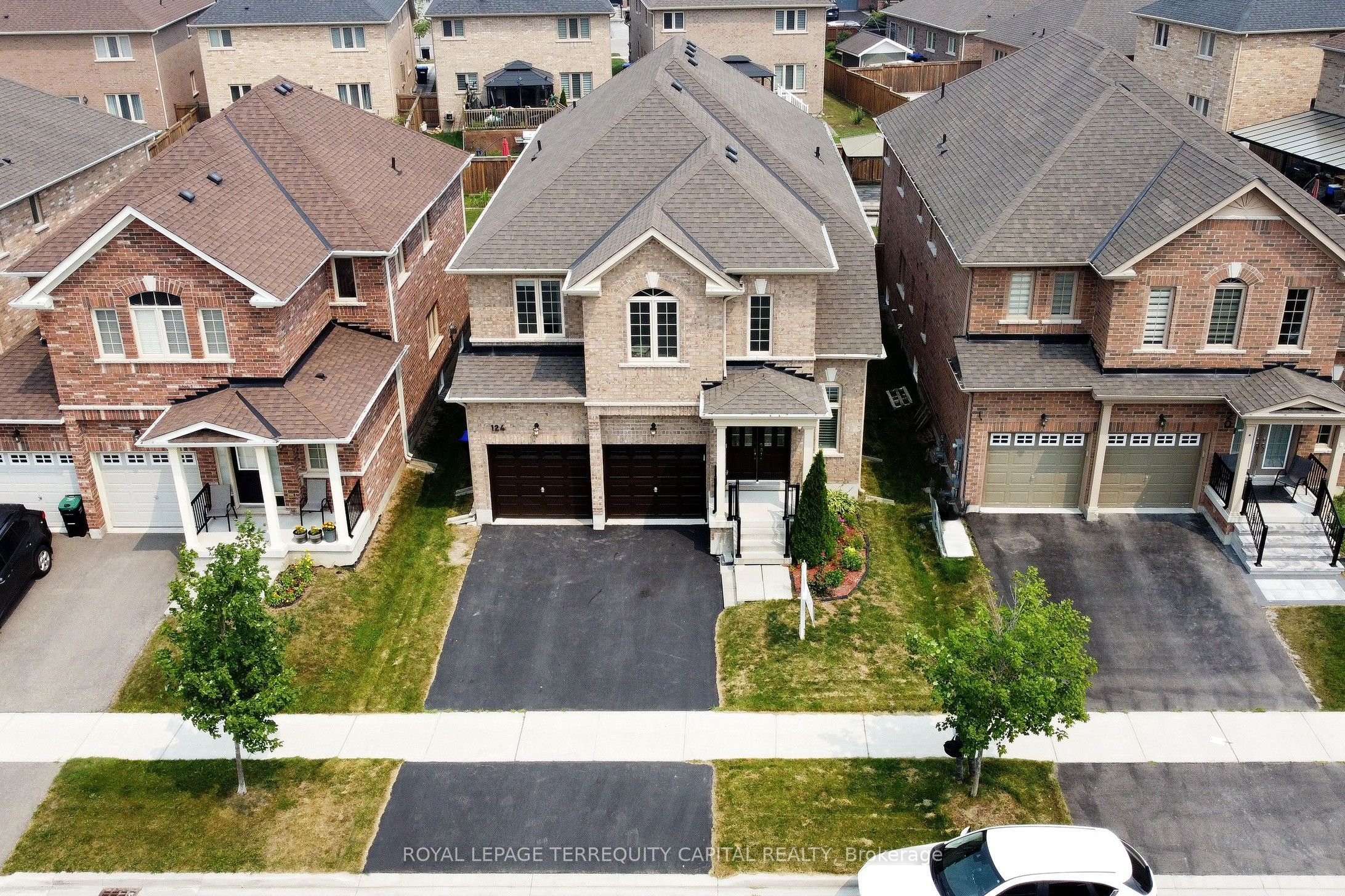 124 Milby Crescent, Bradford West Gwillimbury, ON L3Z 0X8 photo 2