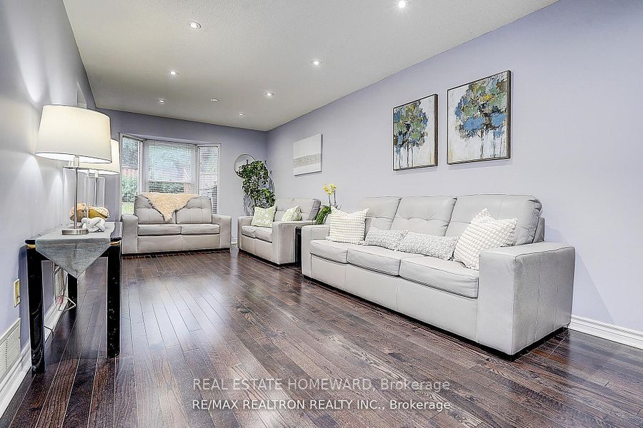 51 Steepleview Crescent, Richmond Hill, ON L4C 9R3 photo 2