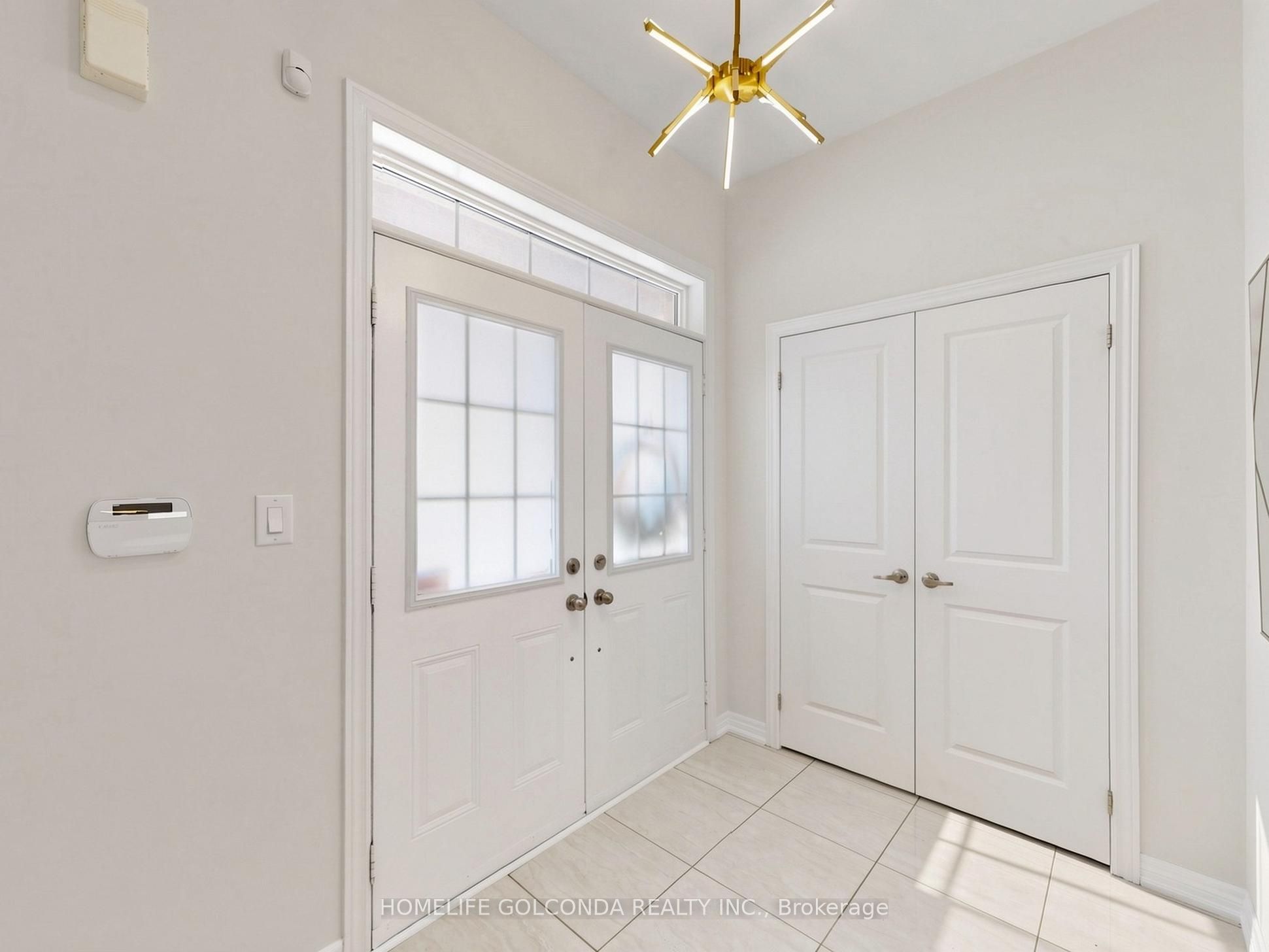 31 Bolsby Court, Aurora, ON L4G 1B7 photo 2