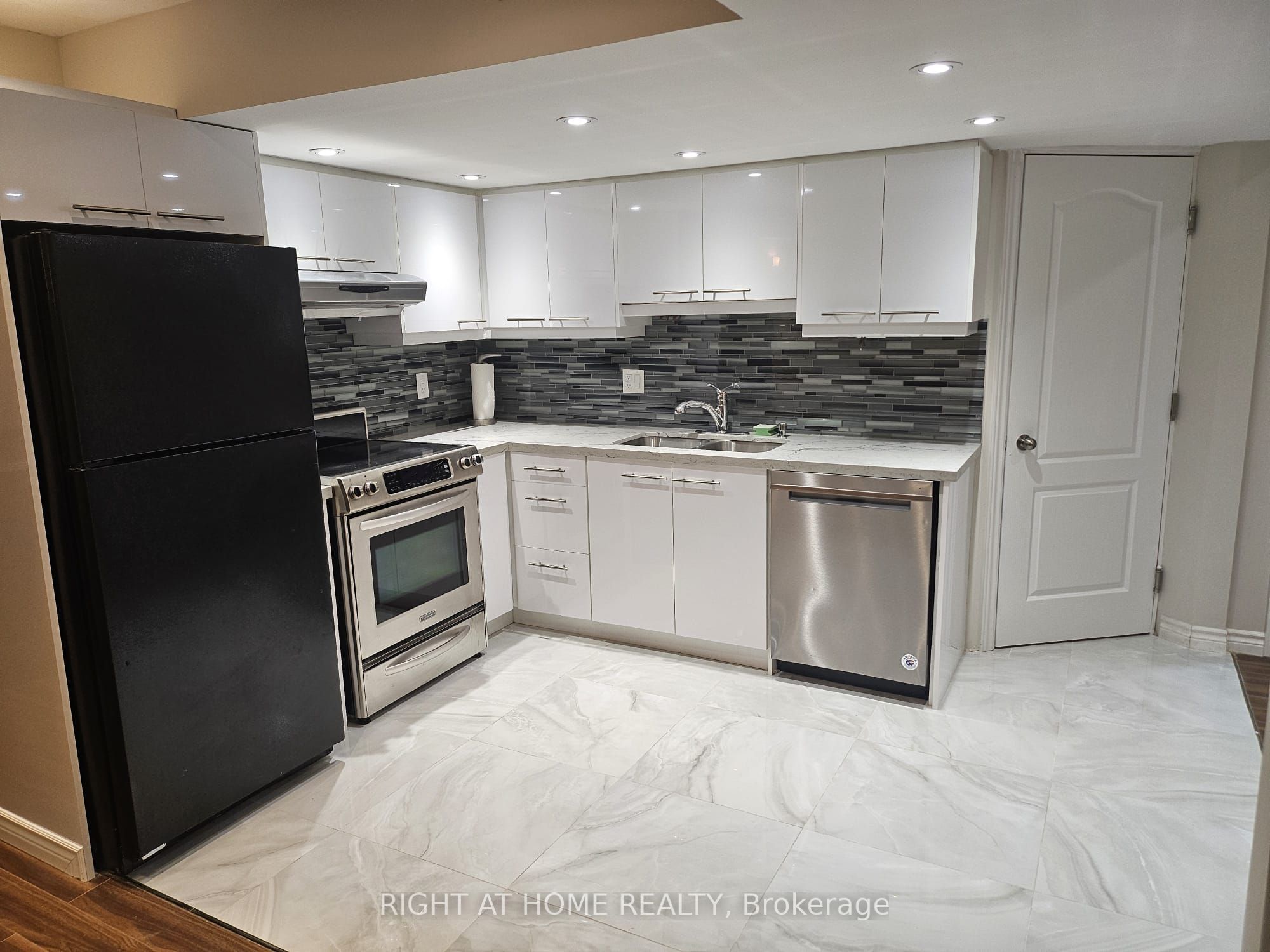58 Stemmle Drive Basement, Aurora, ON L4G 6N4 photo 4