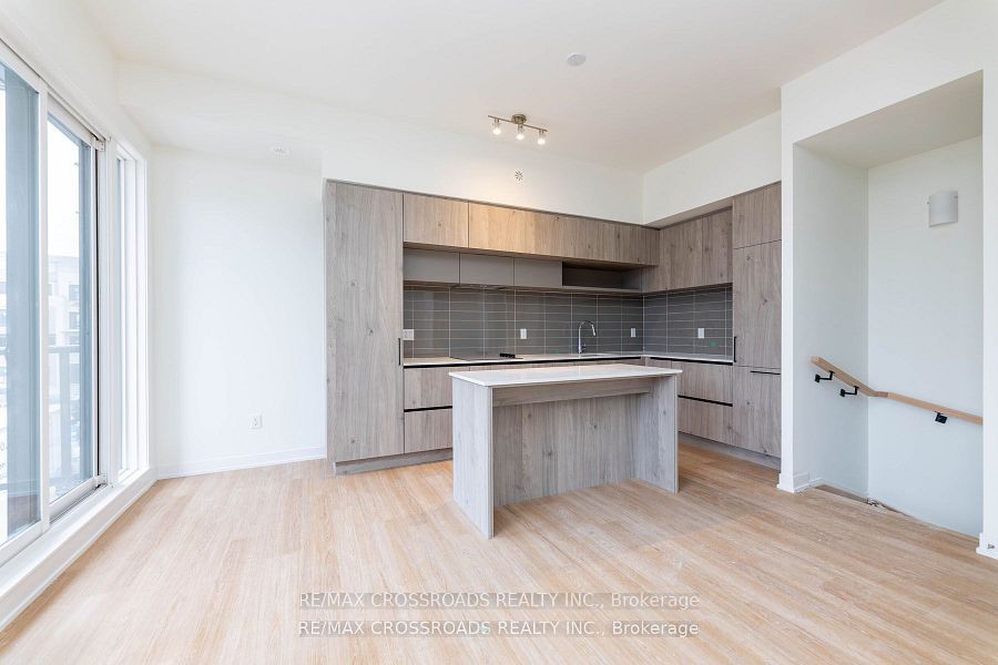 10 David Eyer Road E 1212, Richmond Hill, ON L4S 0N2 photo 2