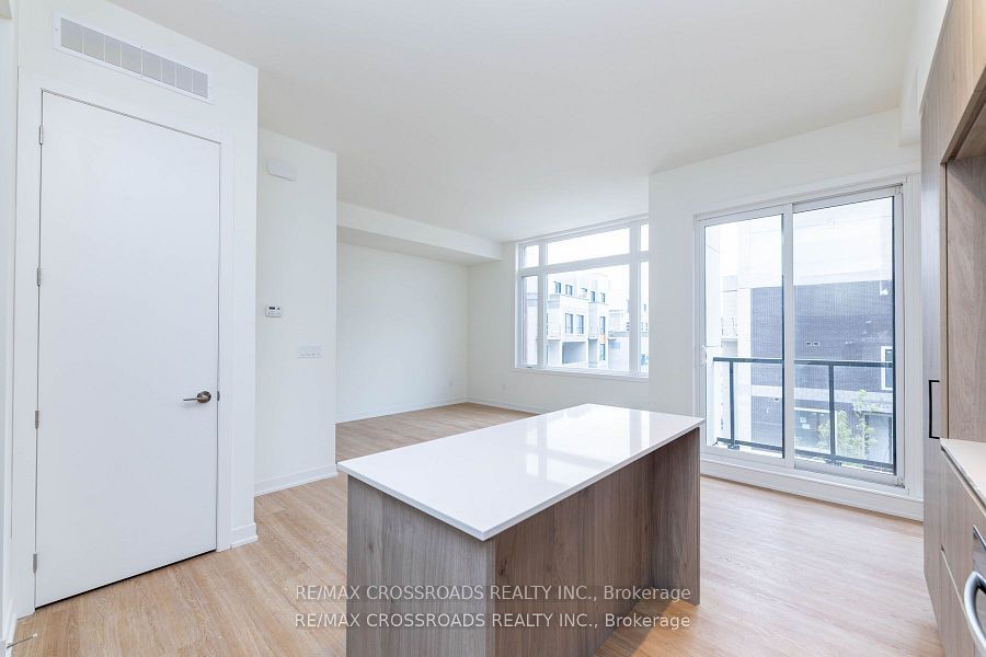 10 David Eyer Road E 1212, Richmond Hill, ON L4S 0N2 photo 4