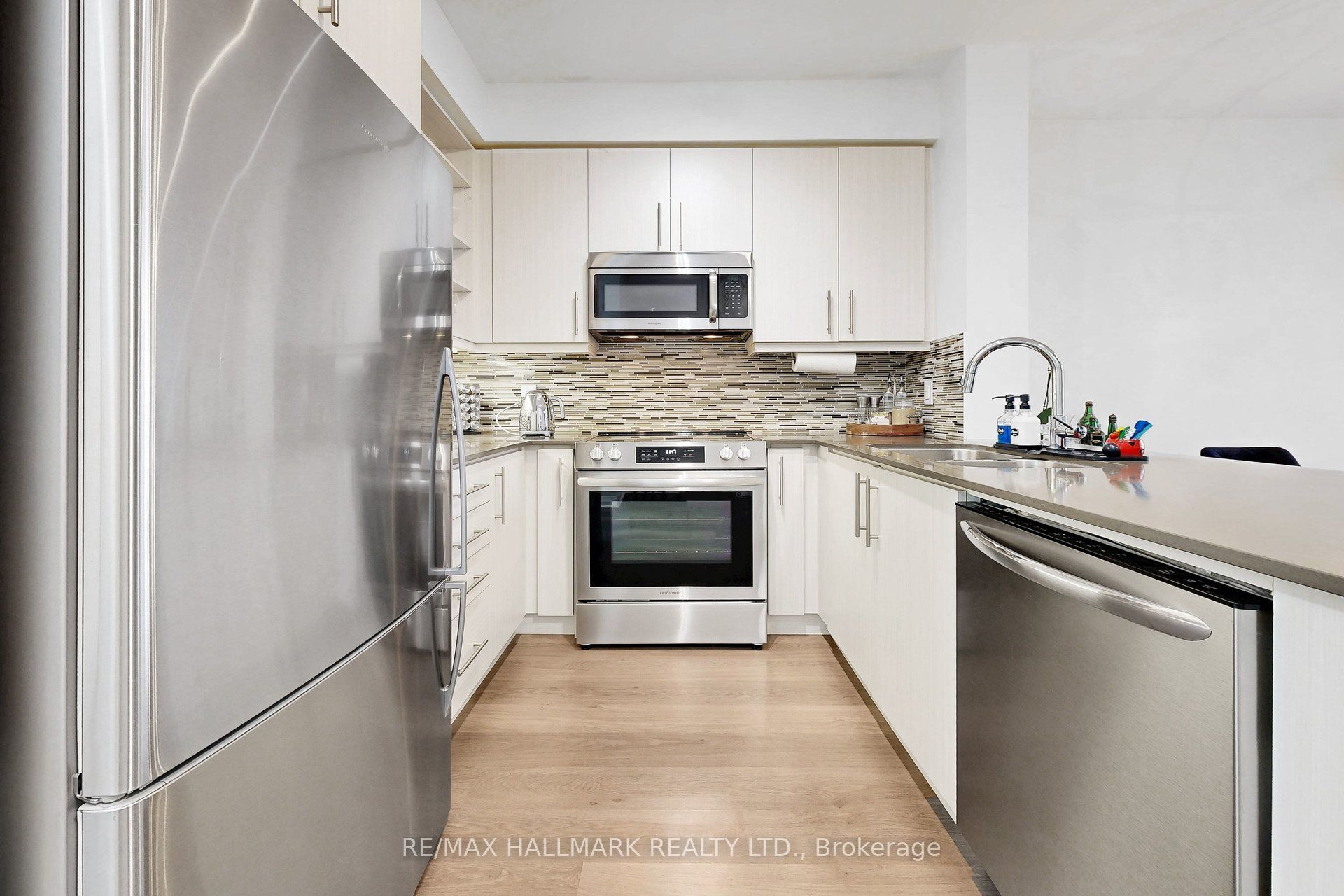 55 Oneida Crescent PH 10, Richmond Hill, ON L4B 0E8 photo 3
