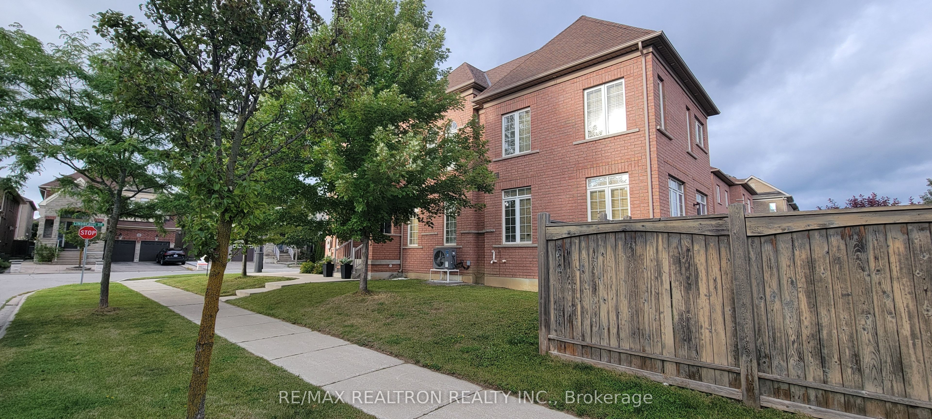 119 Lindbergh Drive, Vaughan, ON L4H 1M1 photo 2
