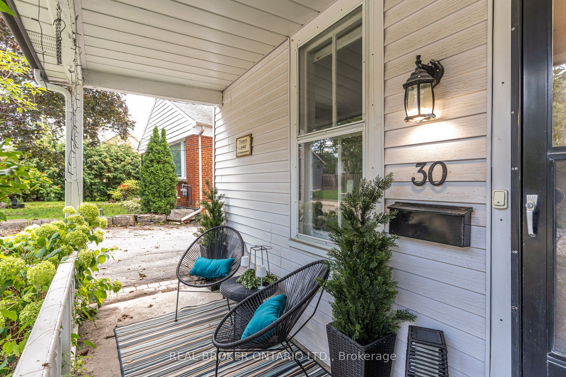 30 Elizabeth Street S, Richmond Hill, ON L4C 3V4 photo 2