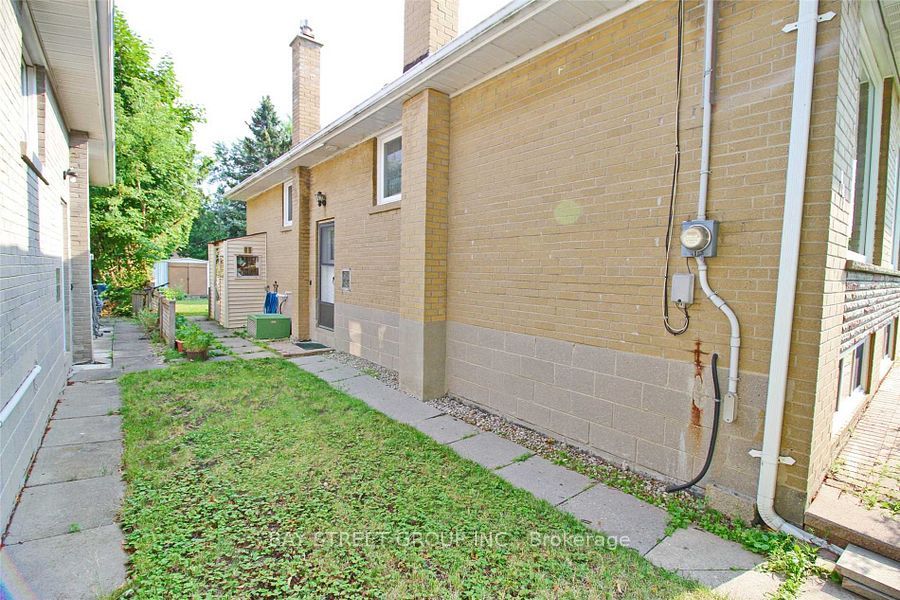 324 Elmwood Avenue Main Fl, Richmond Hill, ON L4C 1L8 photo 2