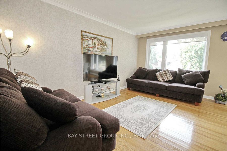 324 Elmwood Avenue Main Fl, Richmond Hill, ON L4C 1L8 photo 5