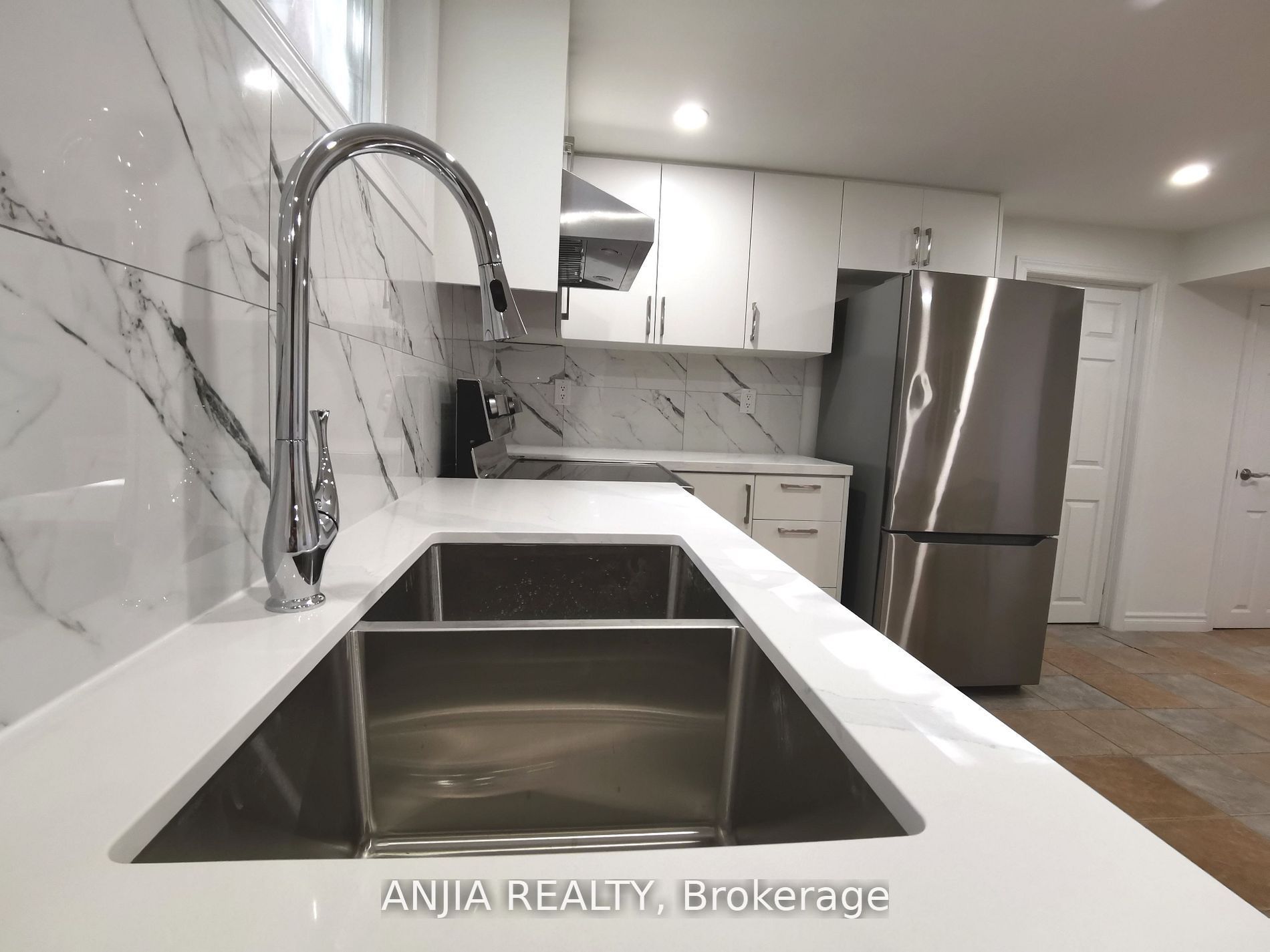 442 Bonita Crescent, Richmond Hill, ON L4C 3N1 photo 2