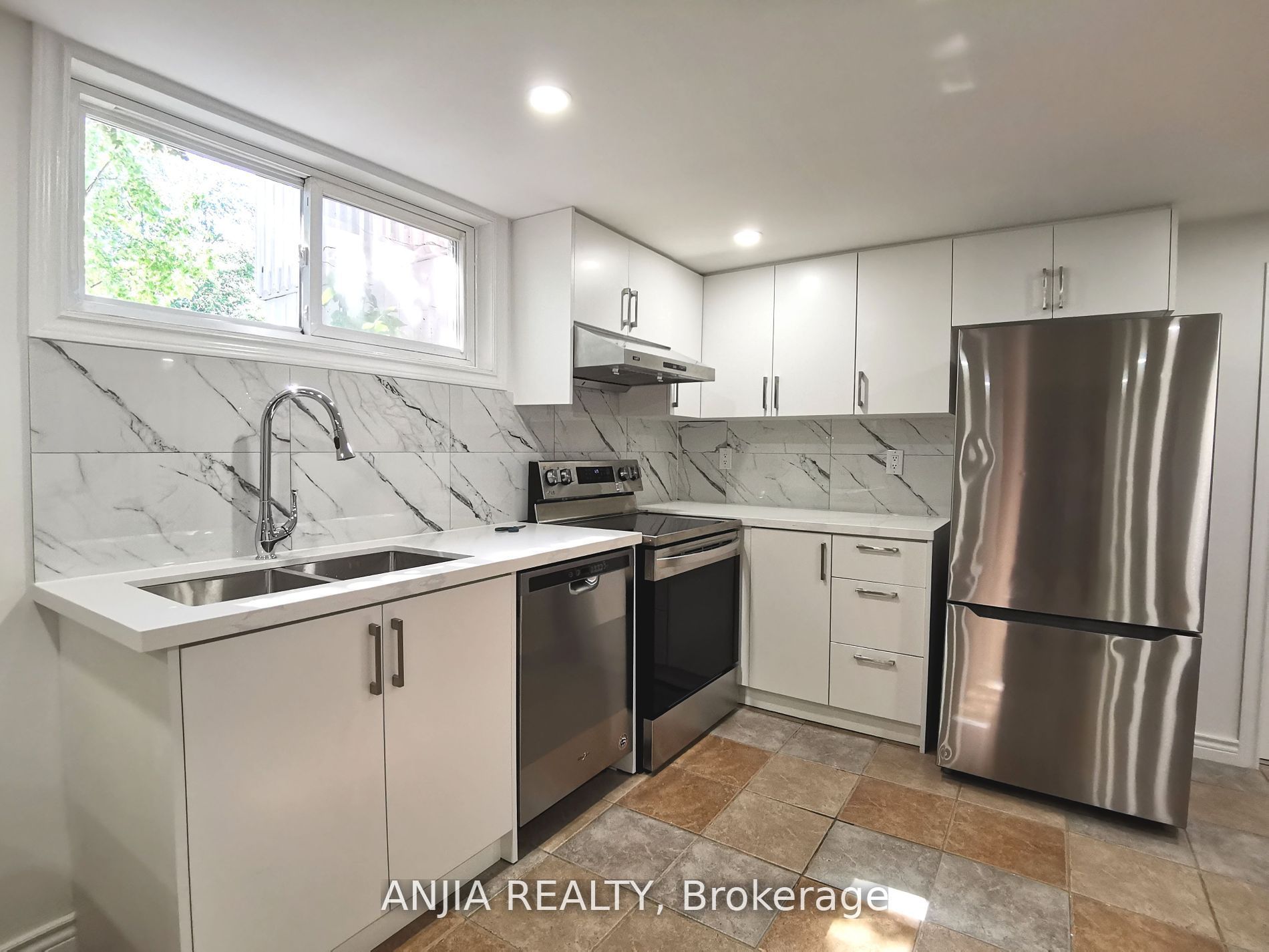 442 Bonita Crescent, Richmond Hill, ON L4C 3N1 photo 3